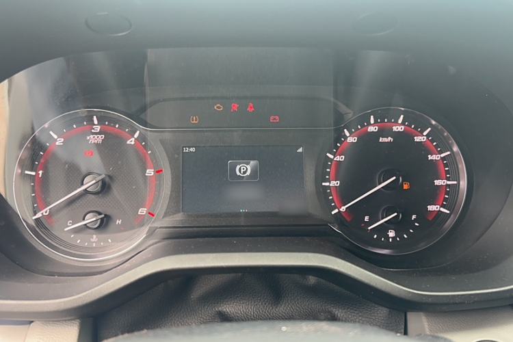 Used SAIC MAXUS Xintu V70 2023 2.0T Elite Edition Manual Transmission Short Wheelbase Low Roof 5/6 Seats (125 hp)
