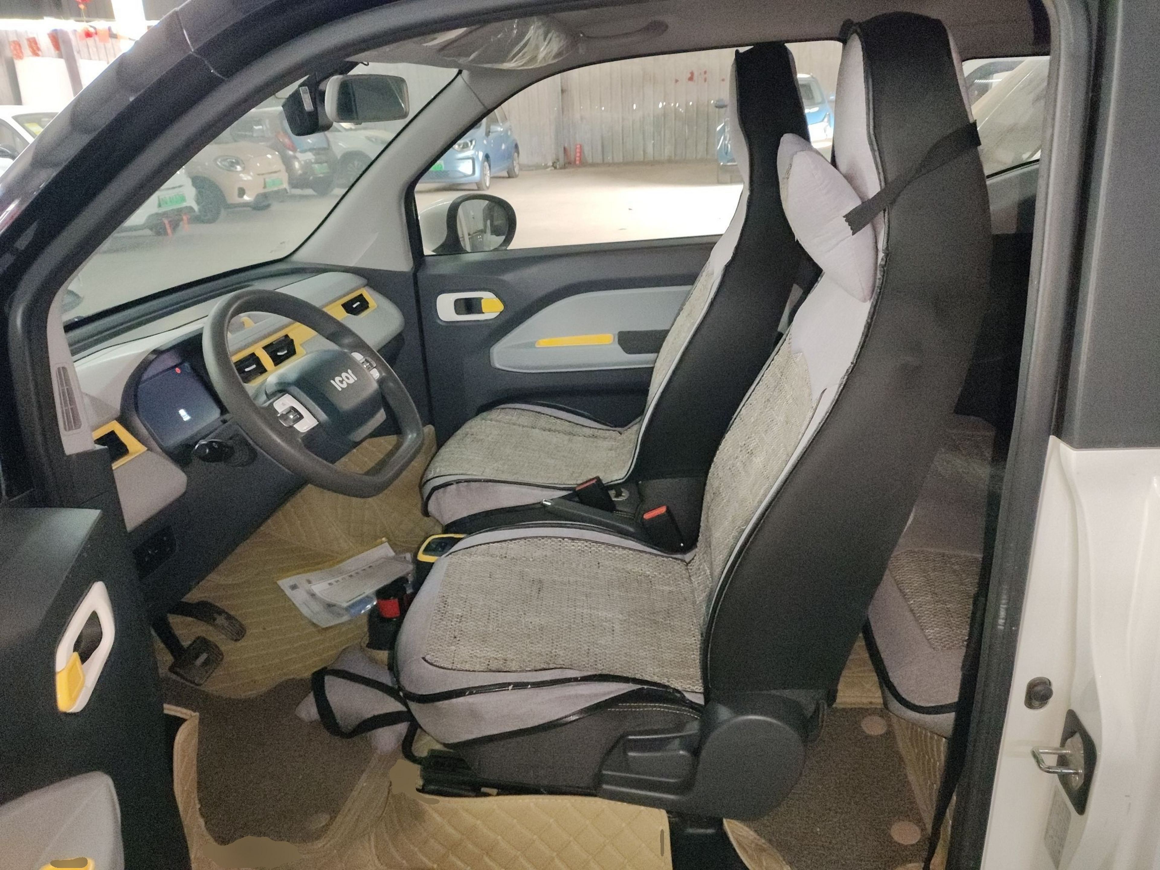 المقاعد الأمامية داخل السيارة