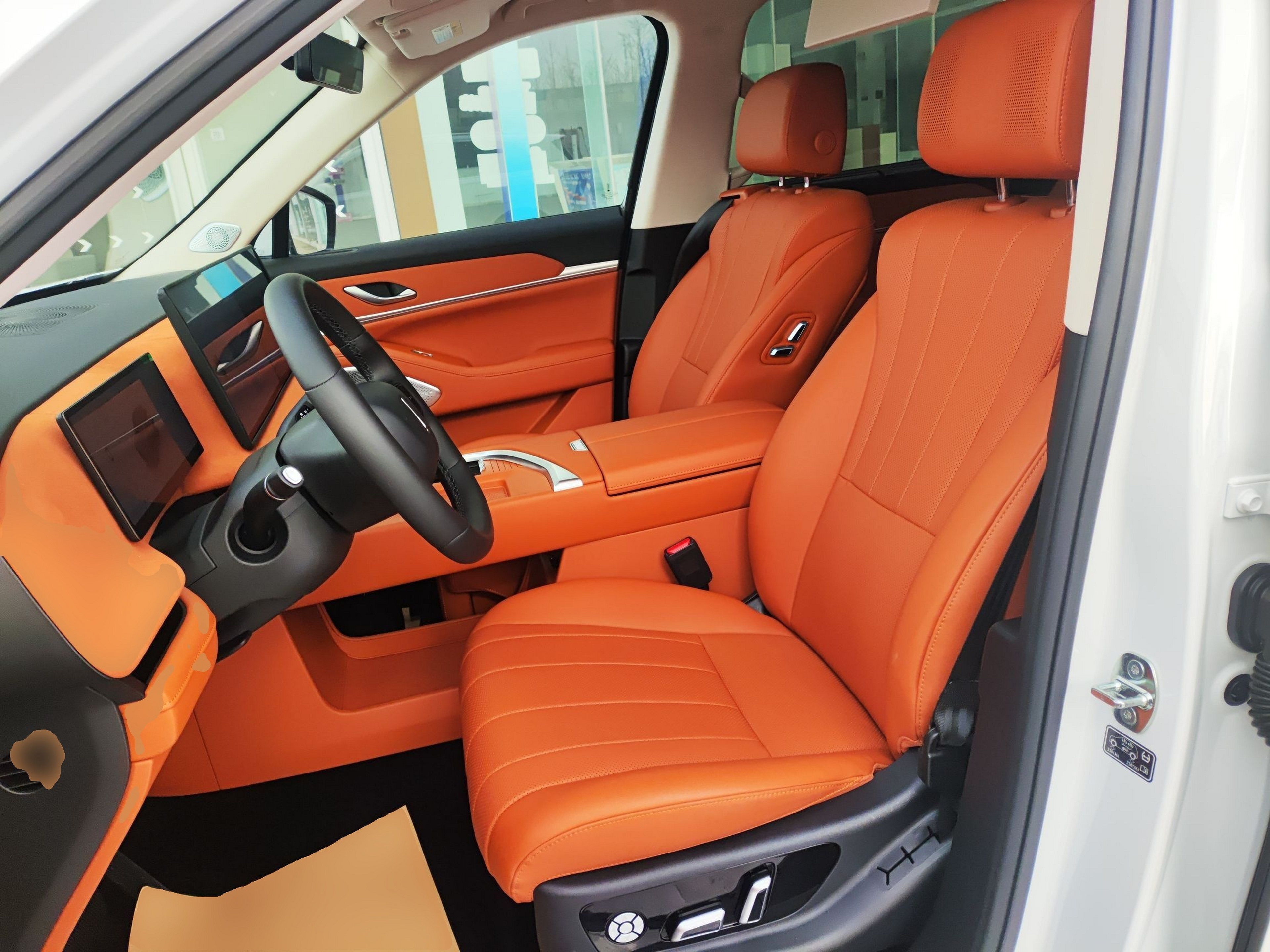 Переднее сиденье в автомобиле