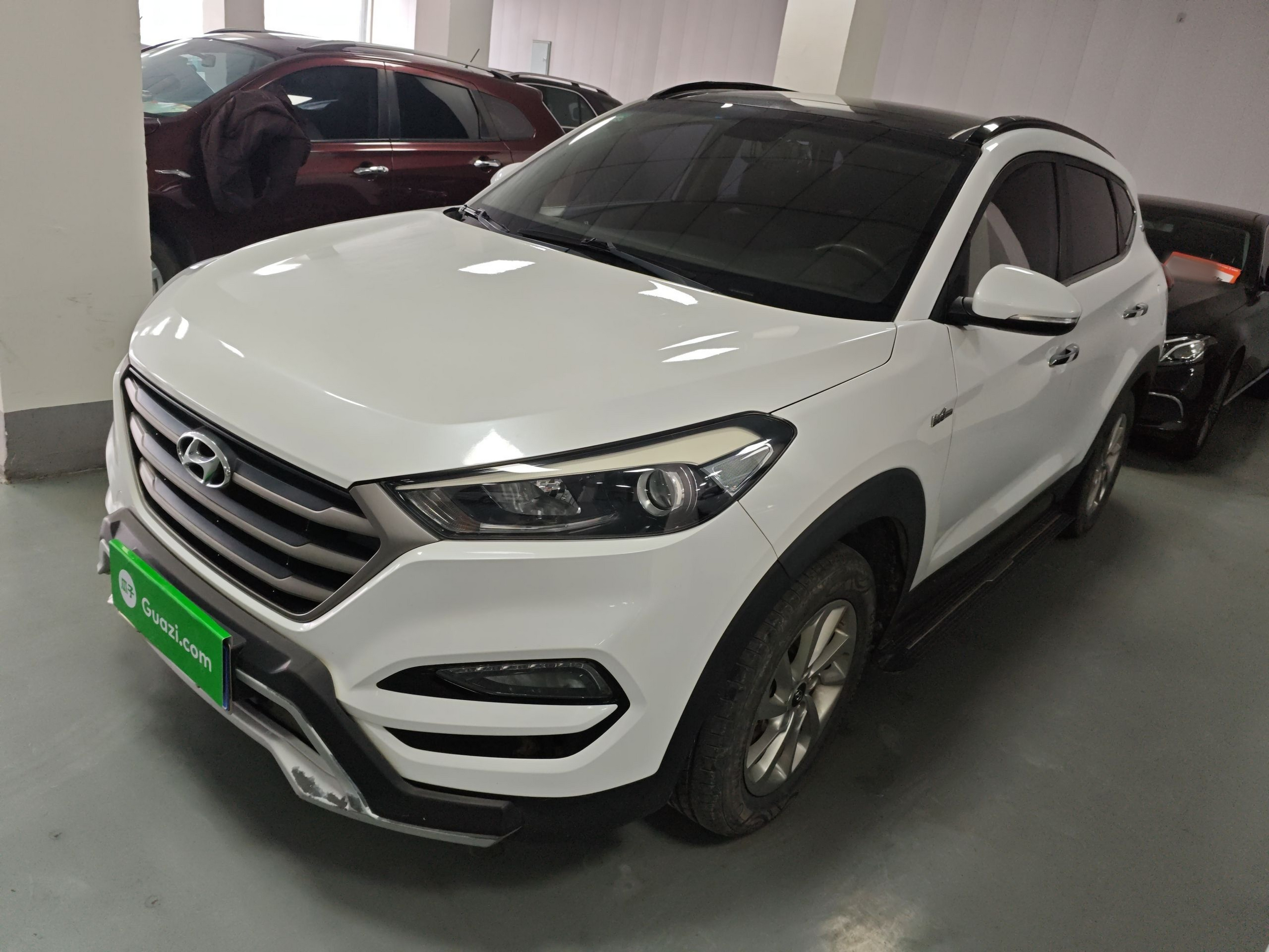 تحت مقدمة السيارة