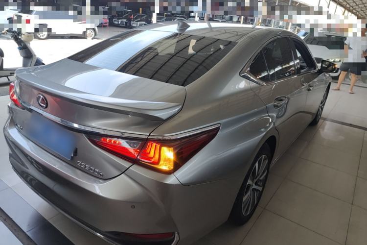 Used Lexus ES 2020 300h Premier Edition
