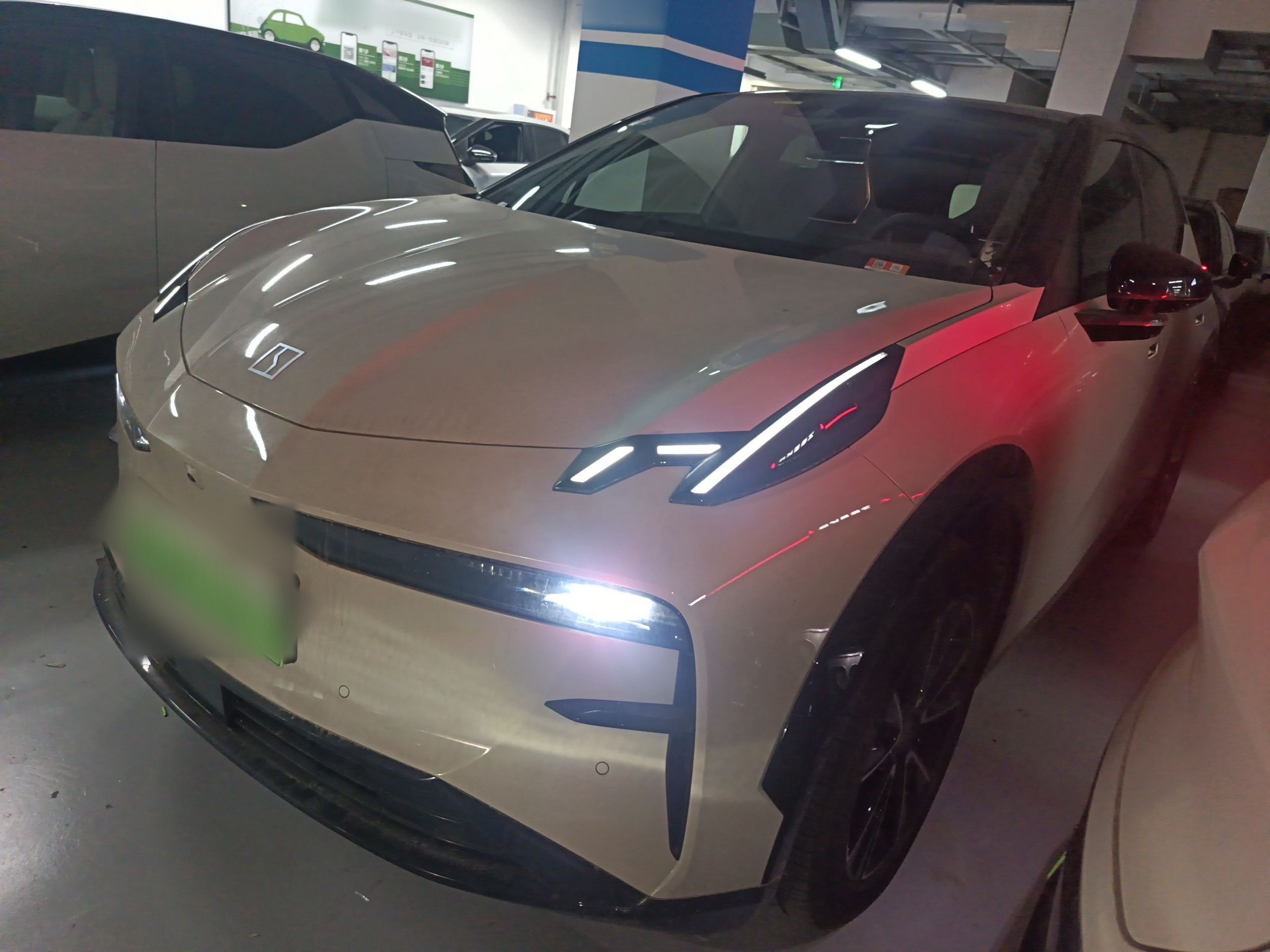 Под передней частью автомобиля