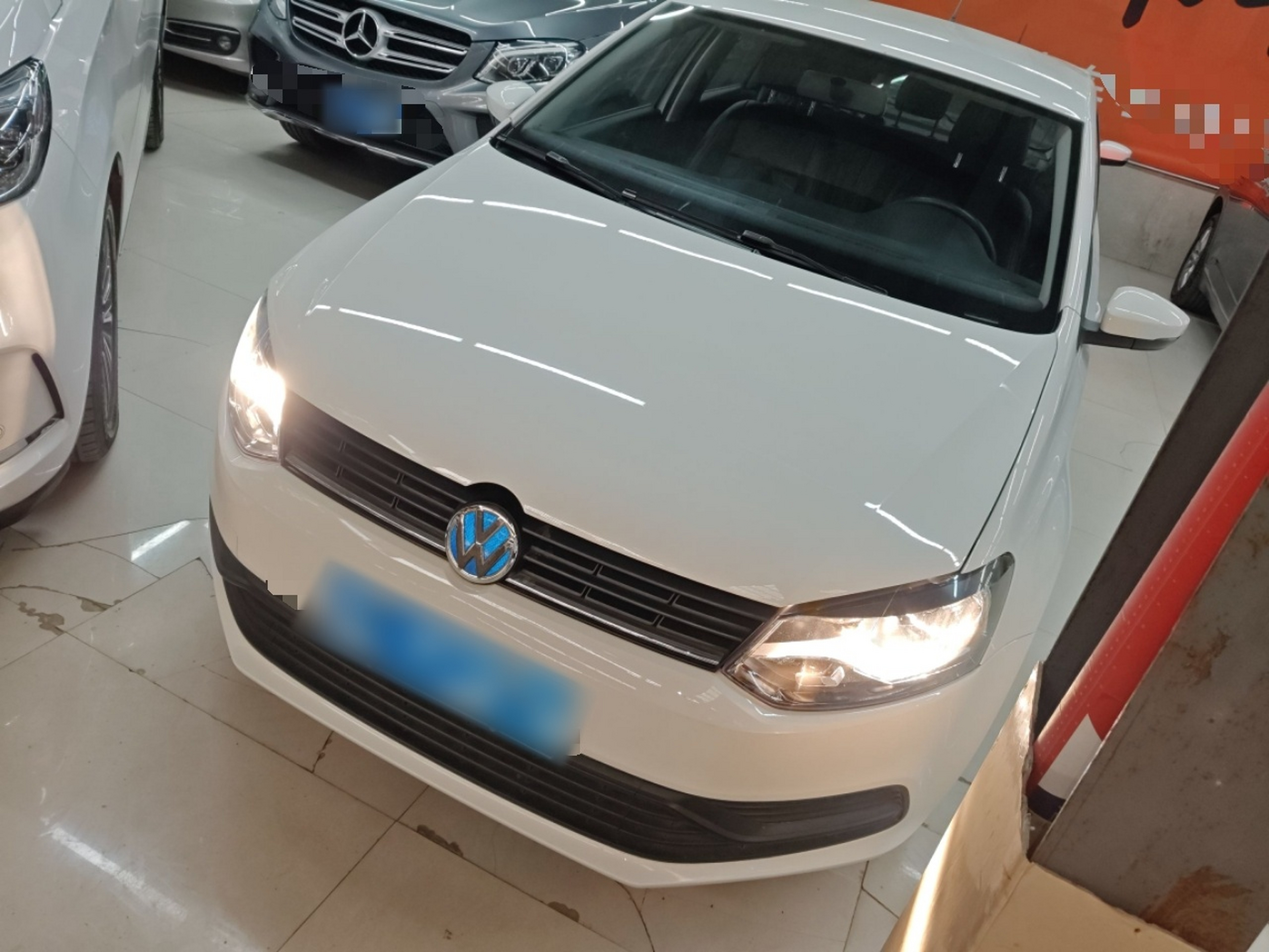 تحت مقدمة السيارة