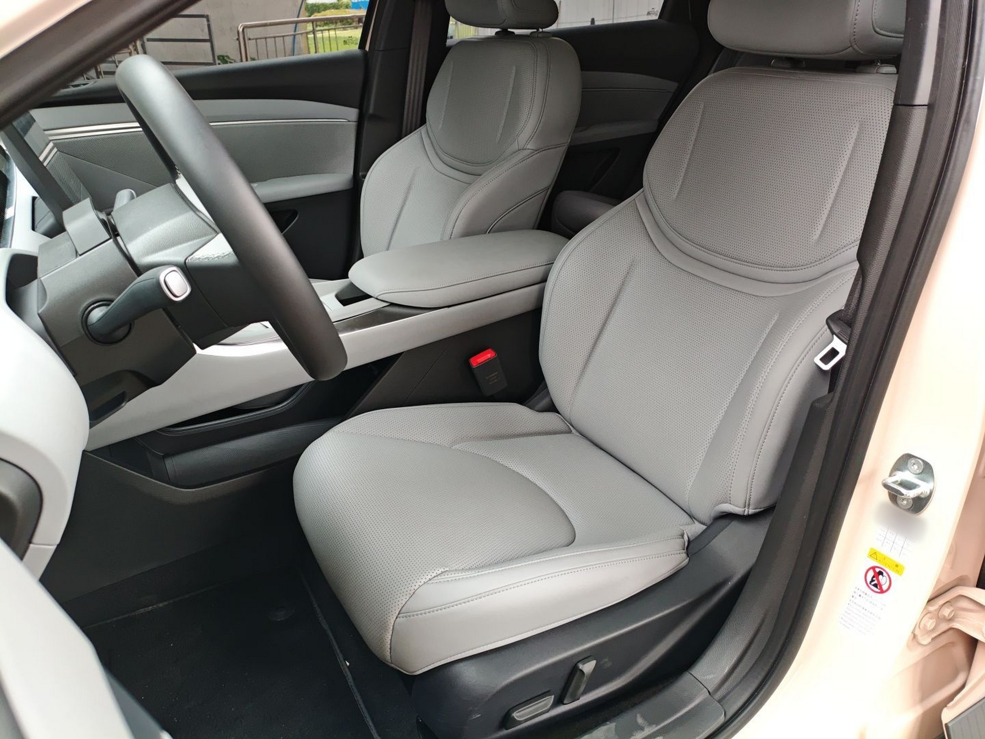 Переднее сиденье в автомобиле