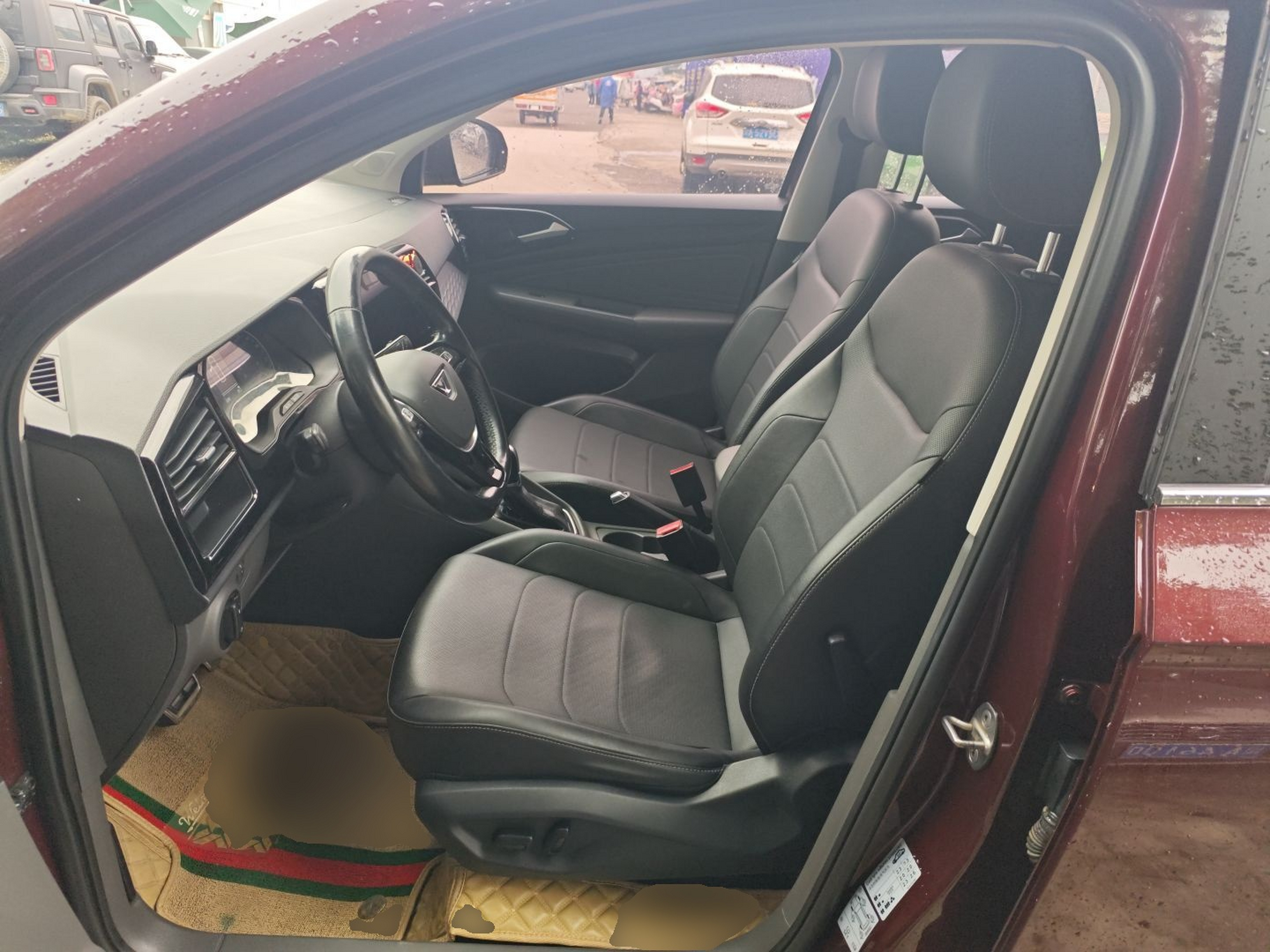 المقاعد الأمامية داخل السيارة