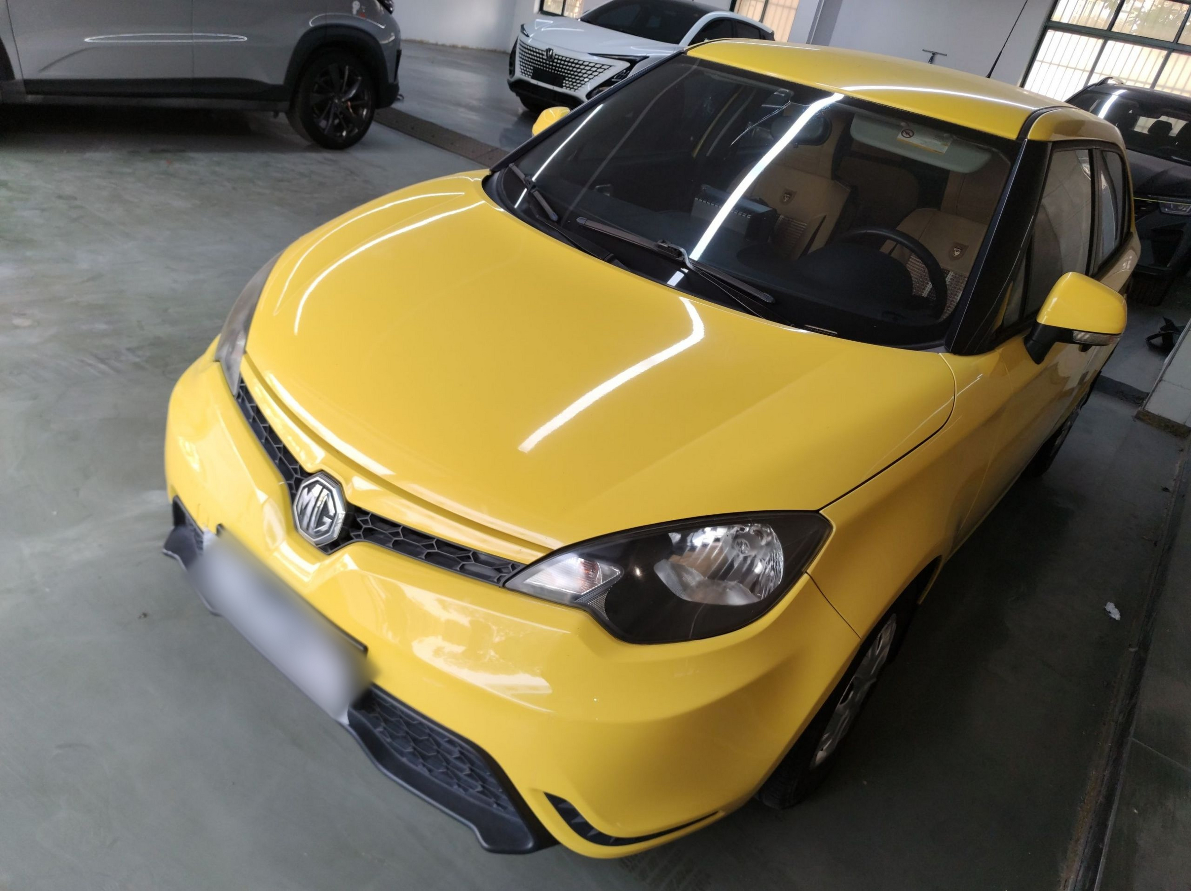 Под передней частью автомобиля