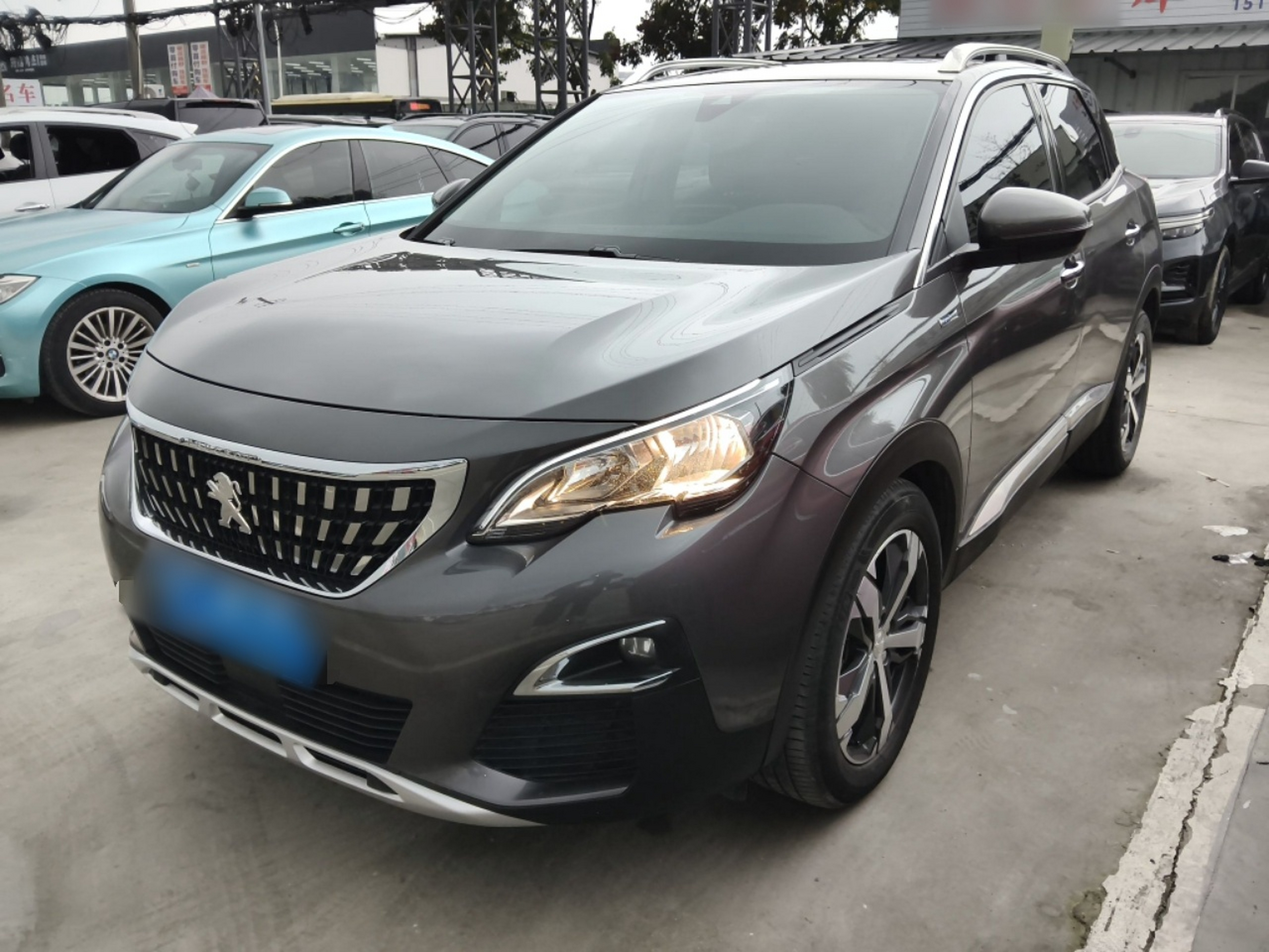 تحت مقدمة السيارة