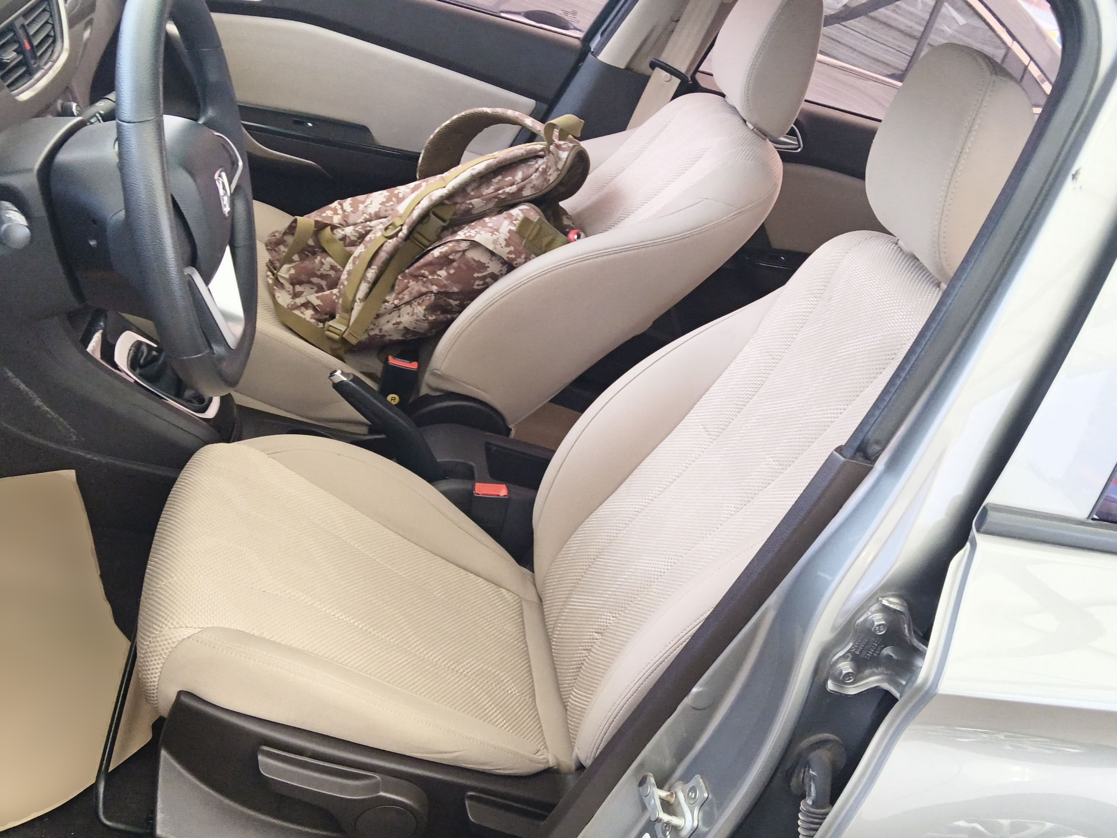 Переднее сиденье в автомобиле