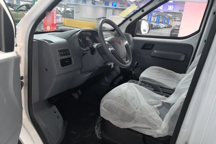 Used Wuling Yangguang 2024 300KM Comfort Version Passenger Van 75kW
