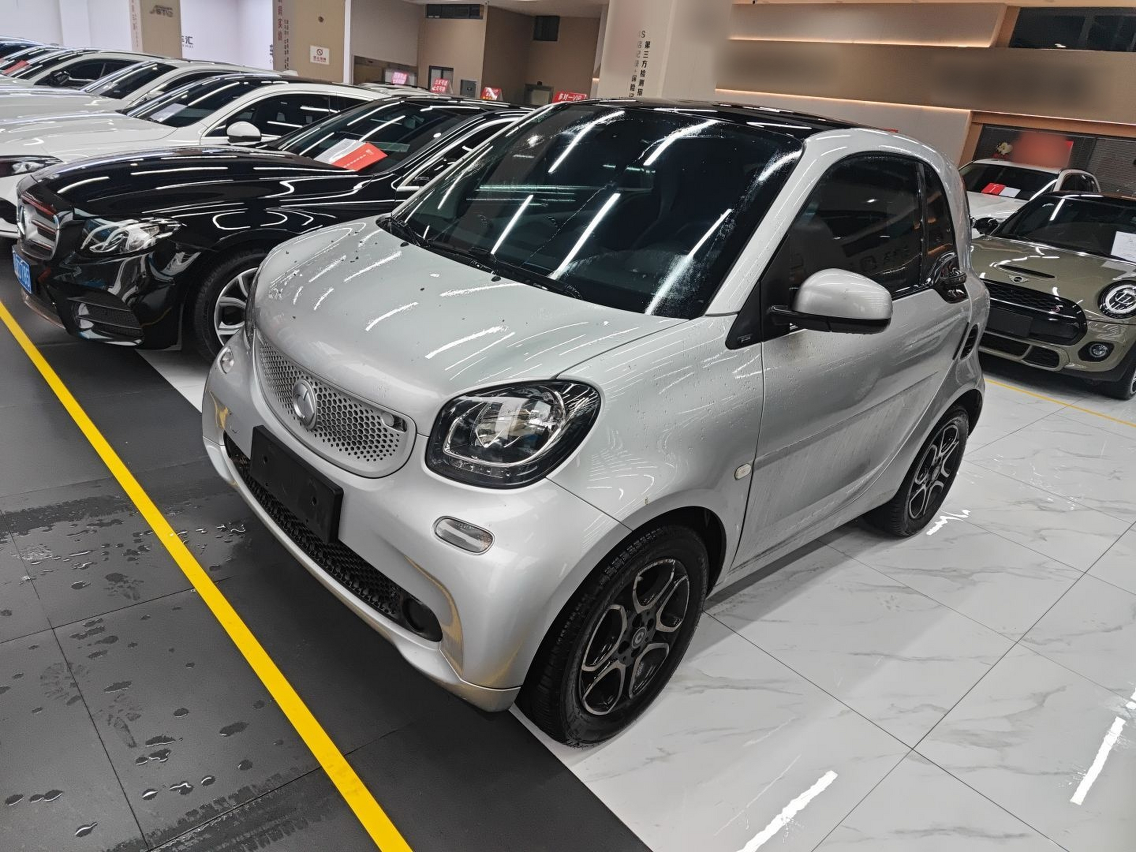 تحت مقدمة السيارة