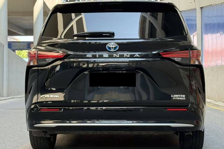 Used Toyota Sienna 2023 2.5L Hybrid Deluxe Edition
