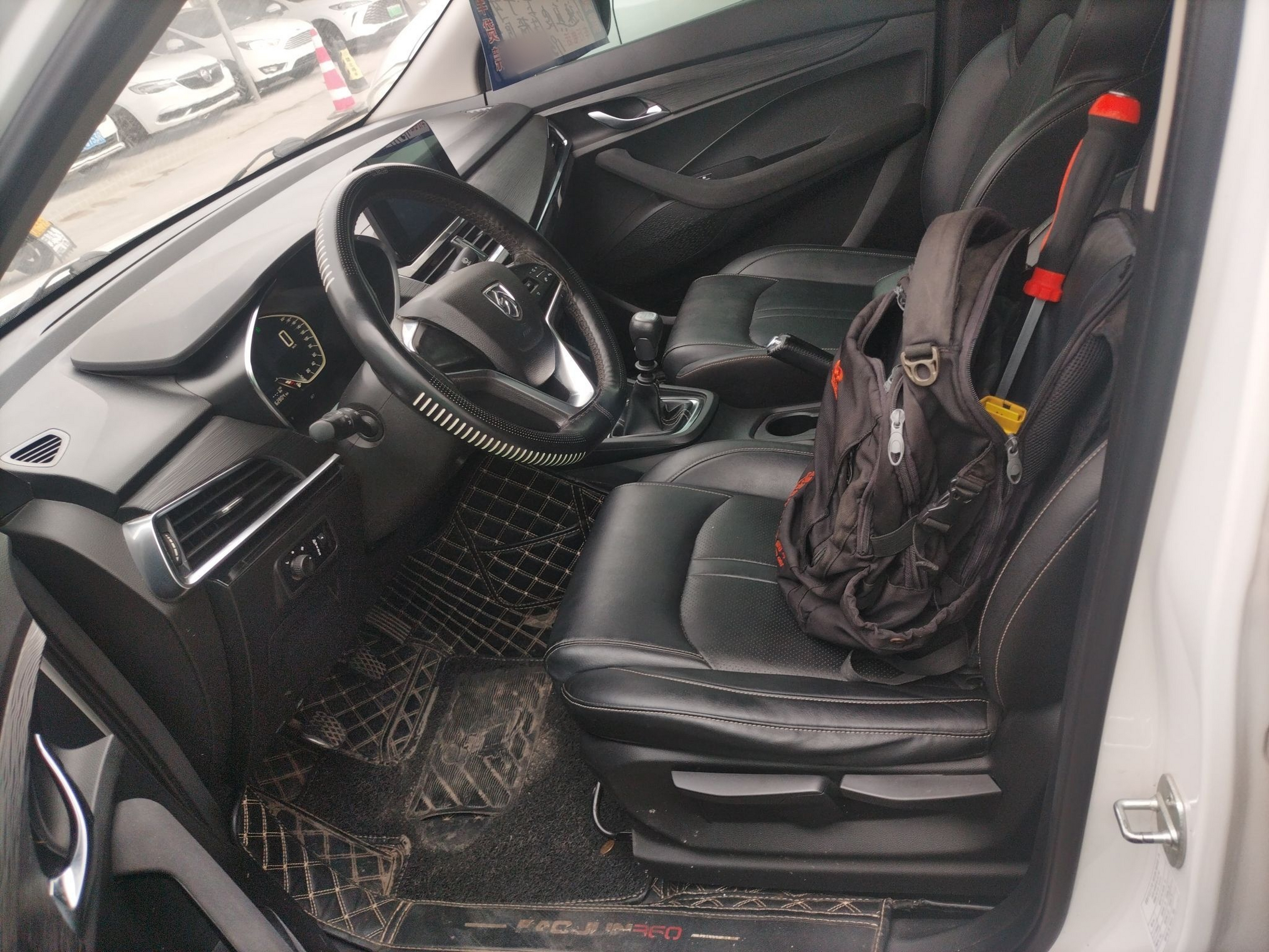 Переднее сиденье в автомобиле