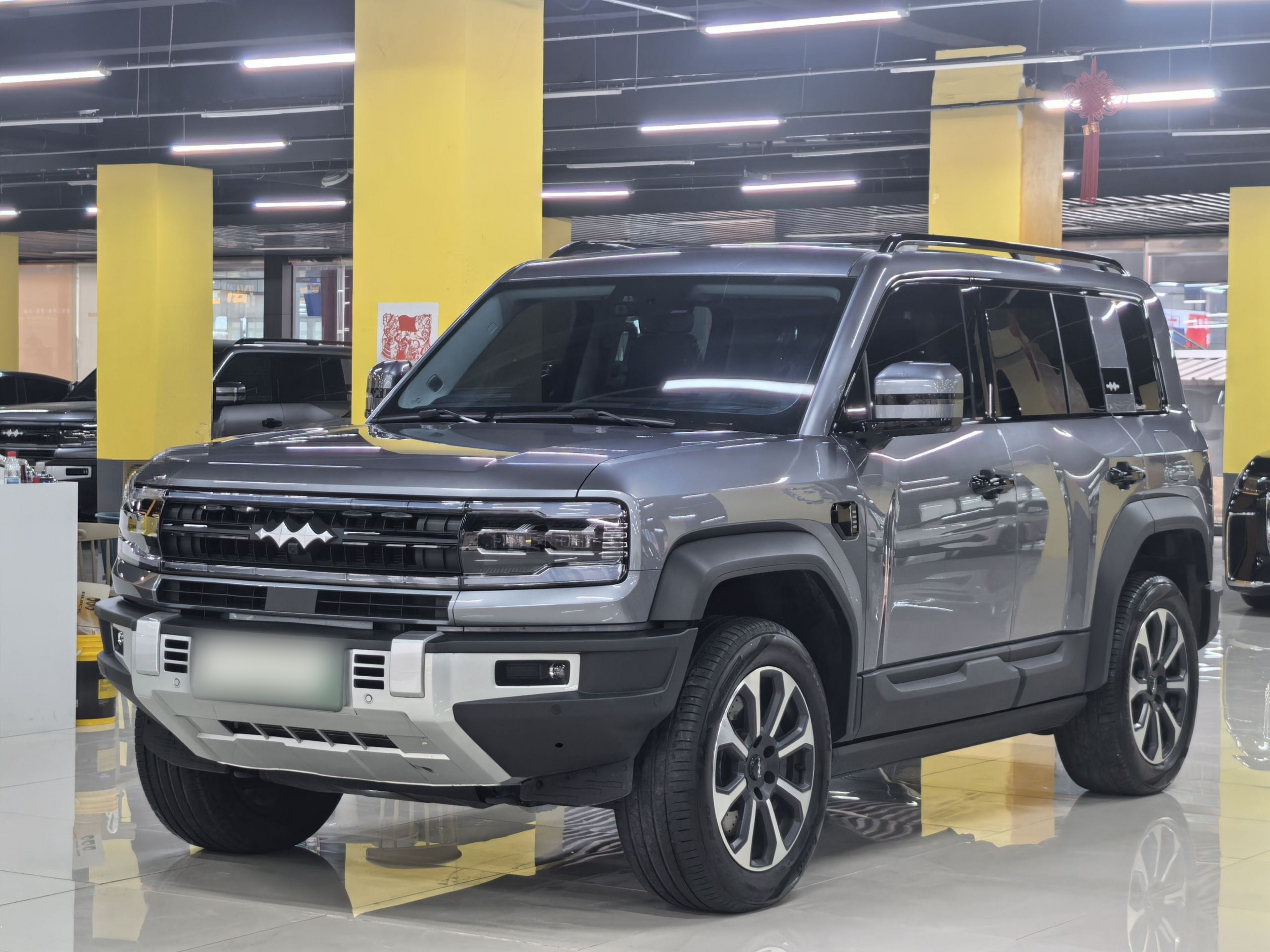 تحت مقدمة السيارة