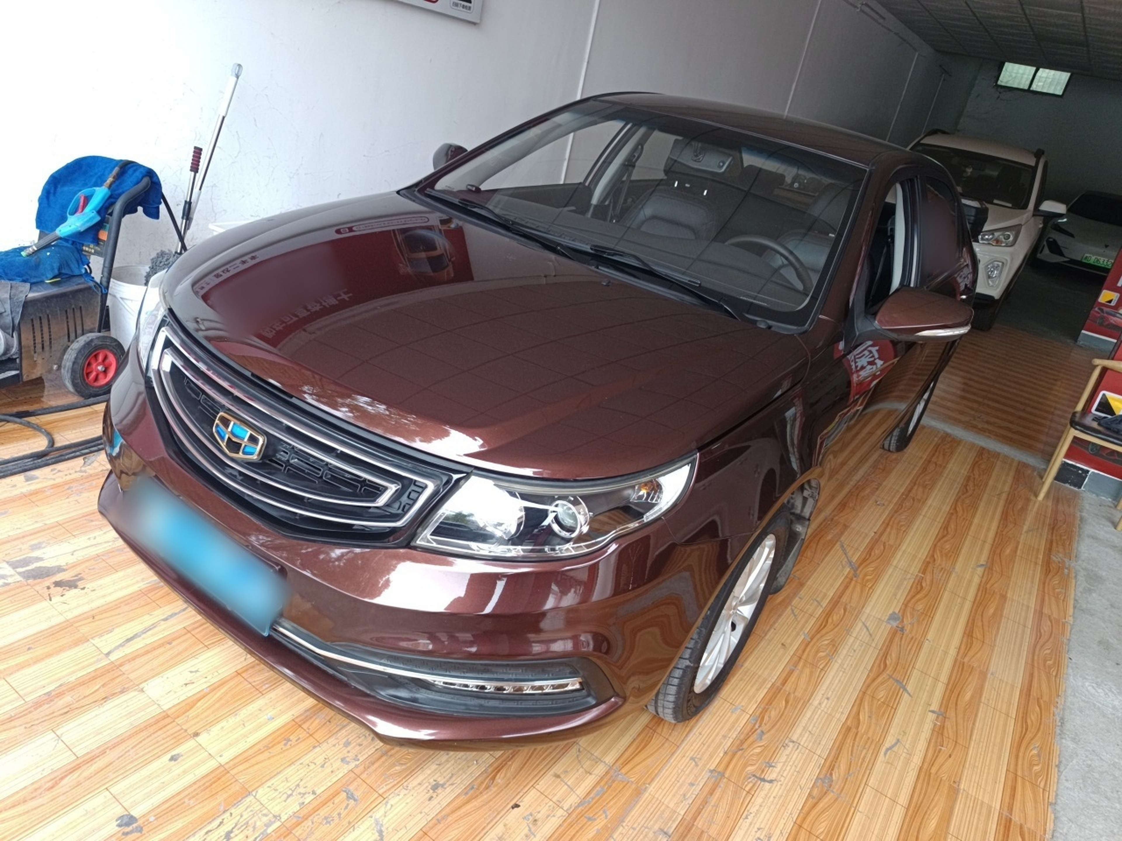 تحت مقدمة السيارة