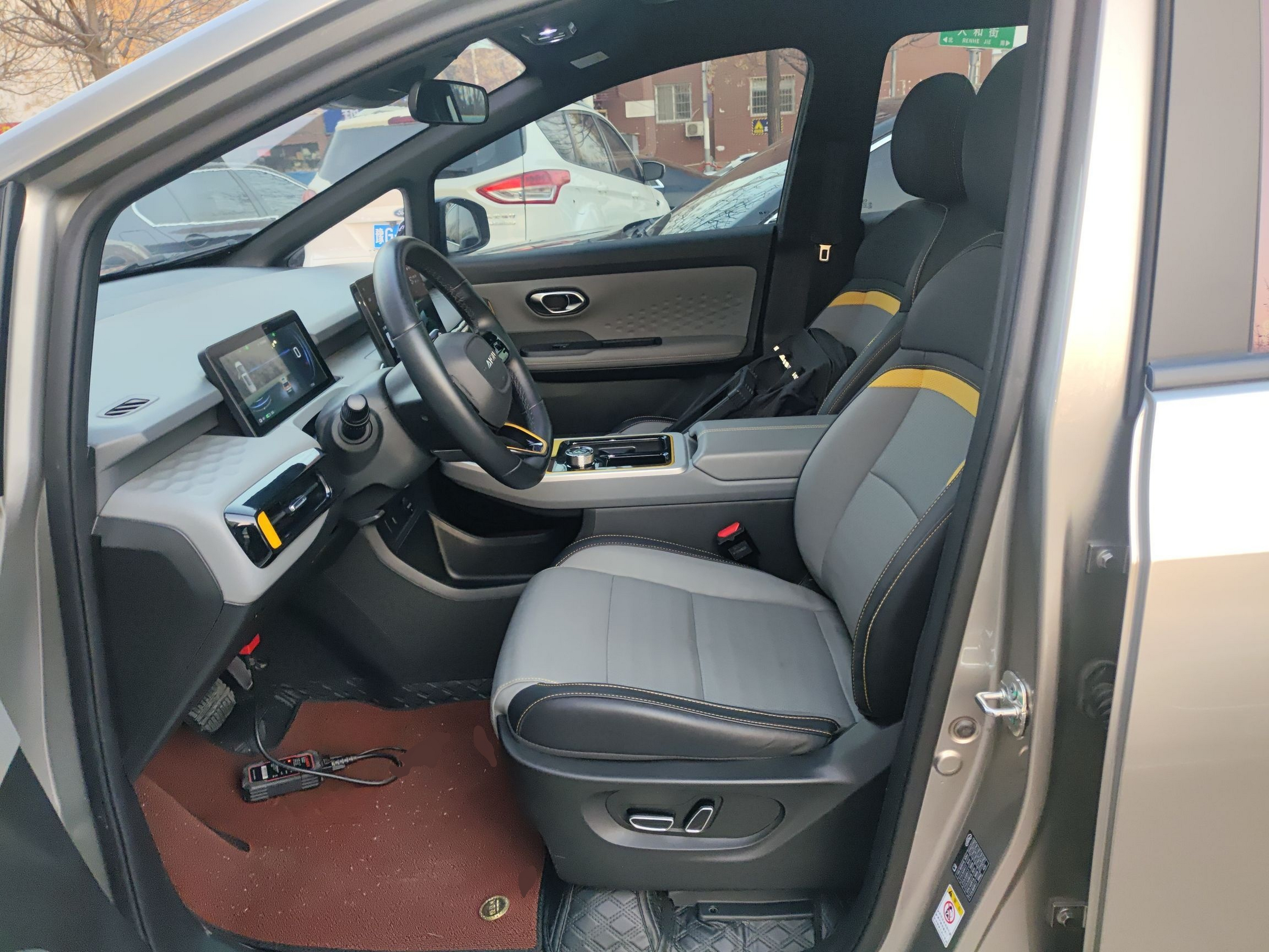 المقاعد الأمامية داخل السيارة