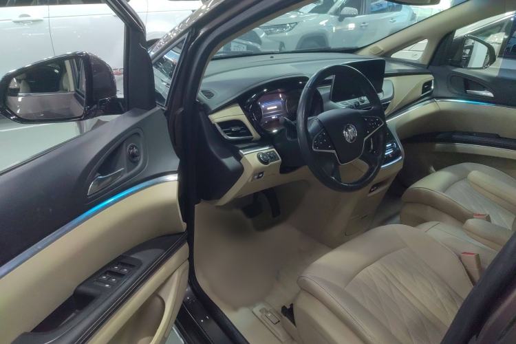 Used Buick GL8 2023 Facelifted Land Cruiser Executive Luxury Version
