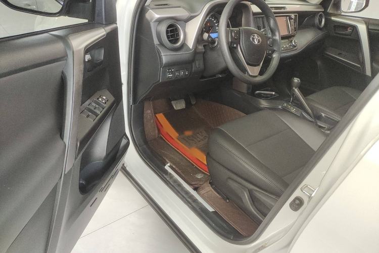 Used Toyota RAV4 2016 2.0L CVT Two-Wheel Drive Fashion Edition China V Standard
