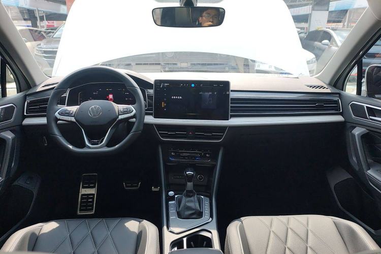 Used Volkswagen Tiguan L 2024 Outstanding Model 330TSI Automatic Two-Wheel Drive R-Line Dragon Glory Edition
