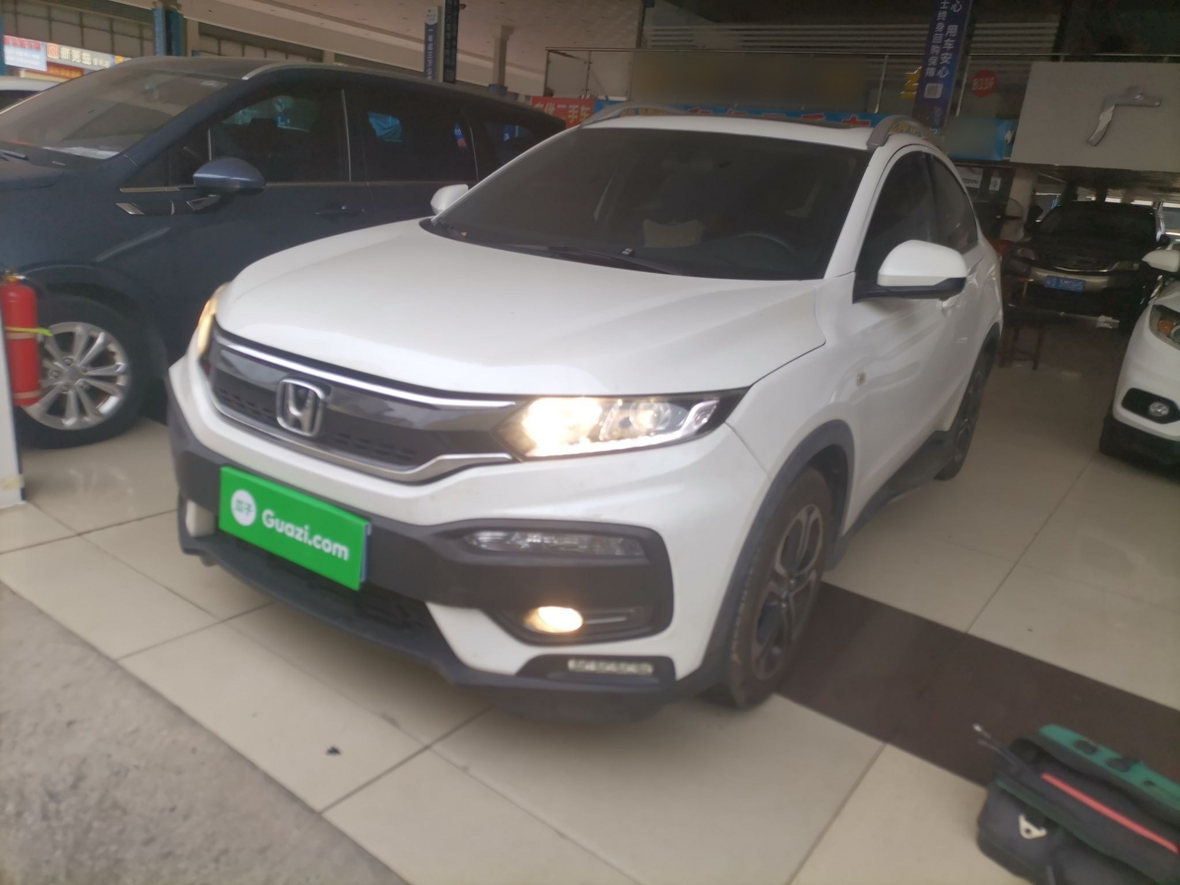 تحت مقدمة السيارة