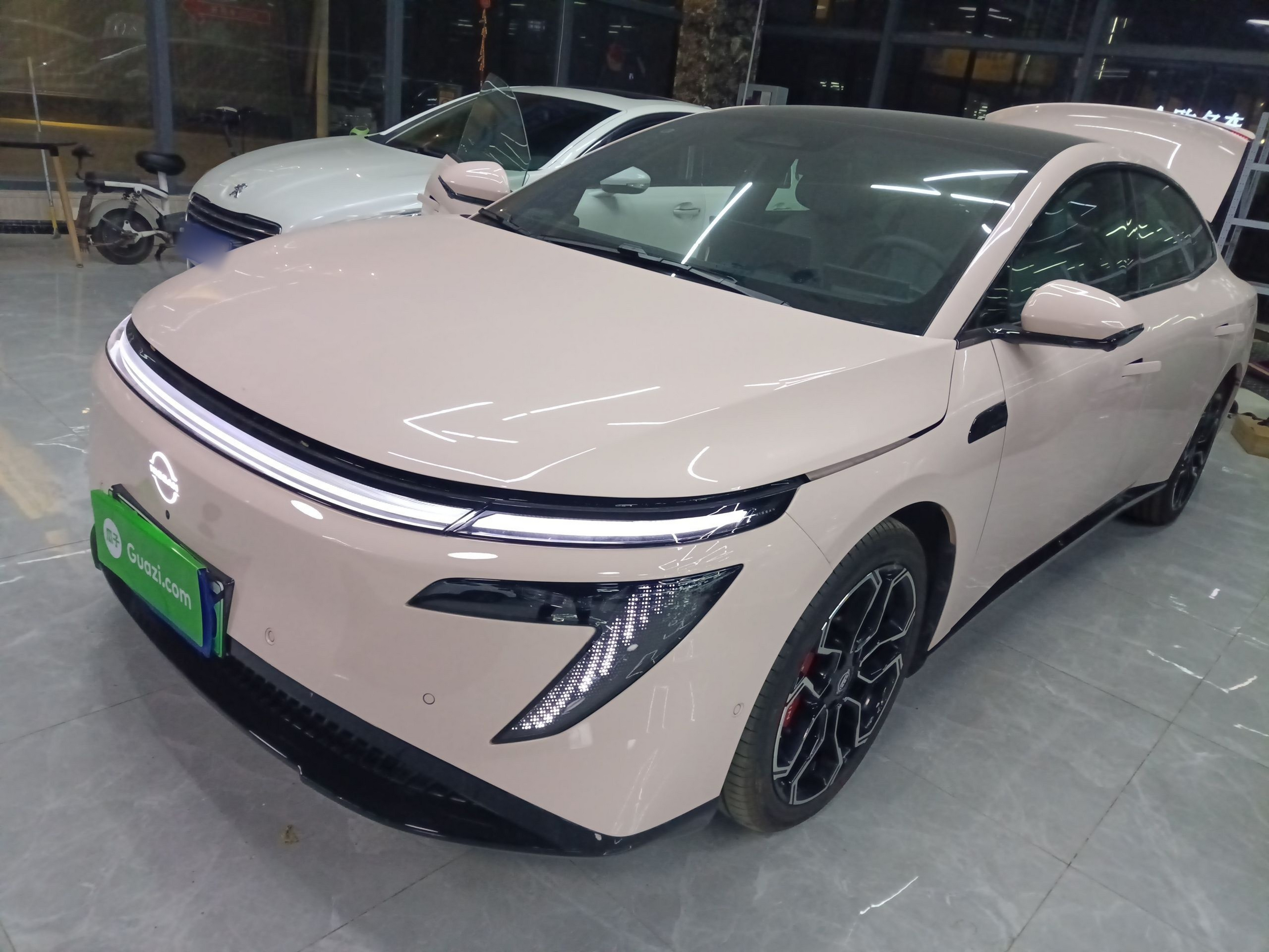 تحت مقدمة السيارة