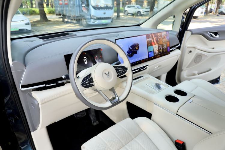 Used VOYAH Dream 2025 PHEV Four-Wheel Drive Prestige Kunpeng Edition
