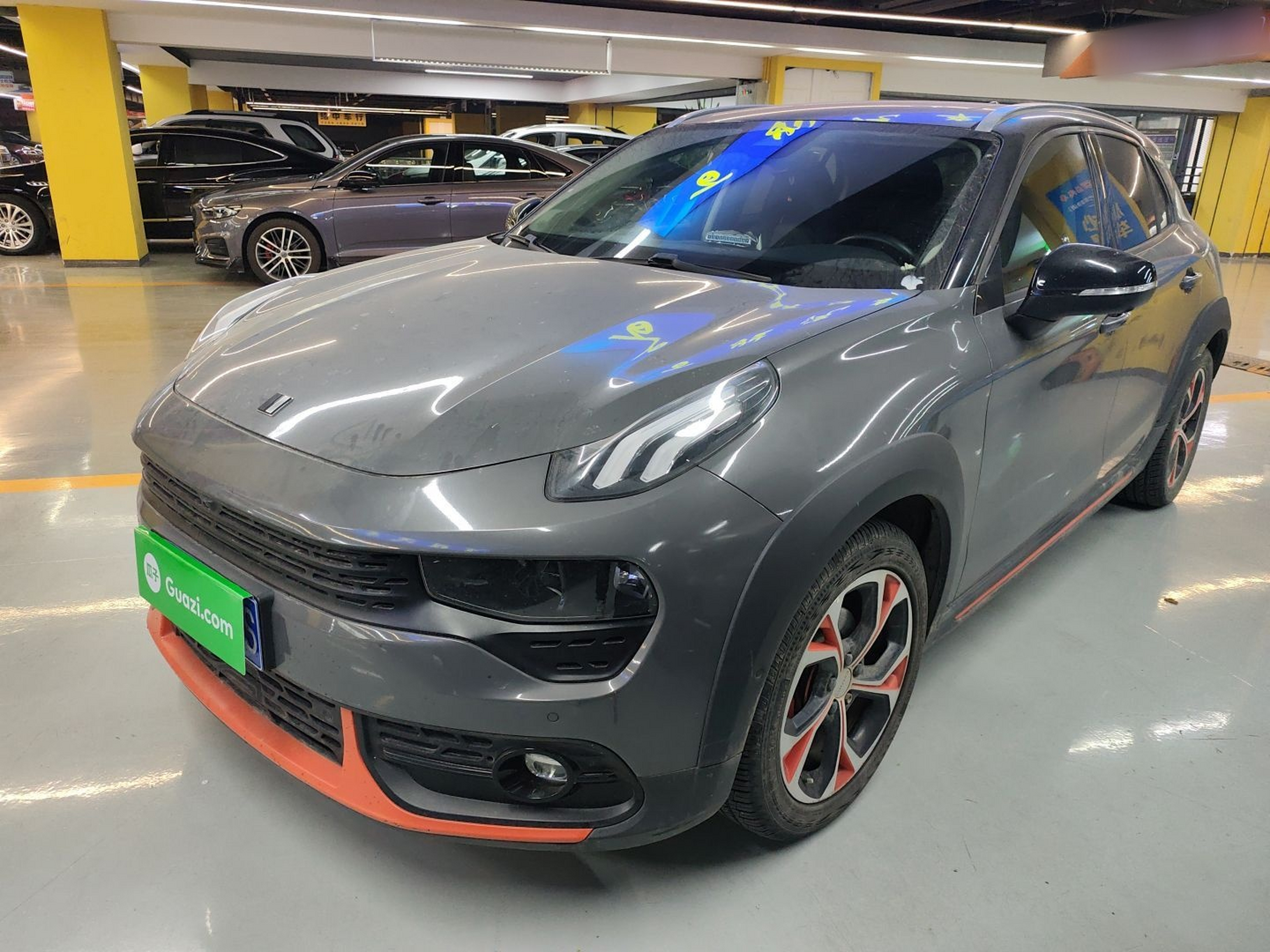 تحت مقدمة السيارة