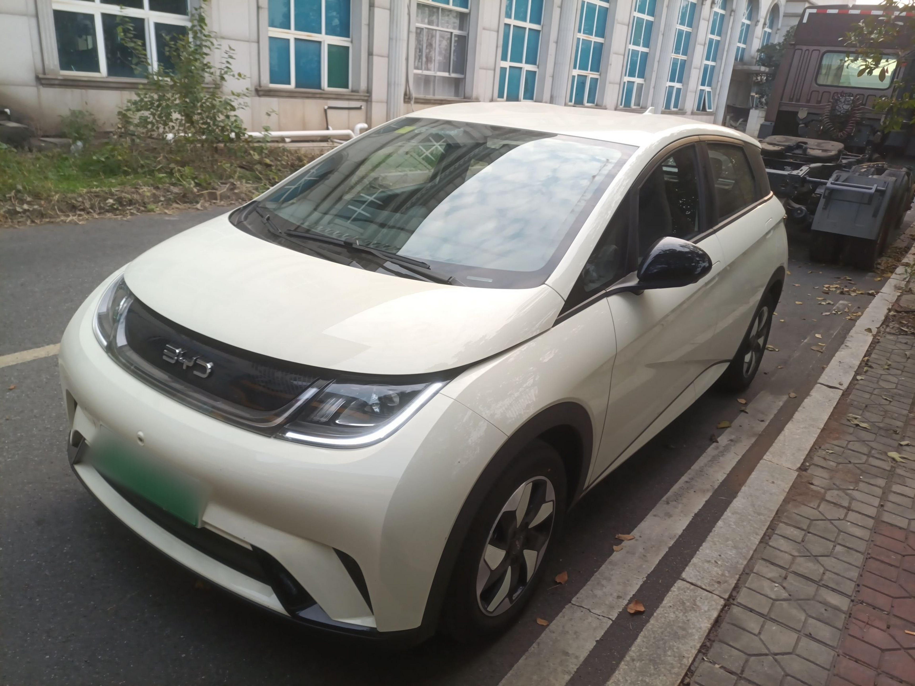 Под передней частью автомобиля