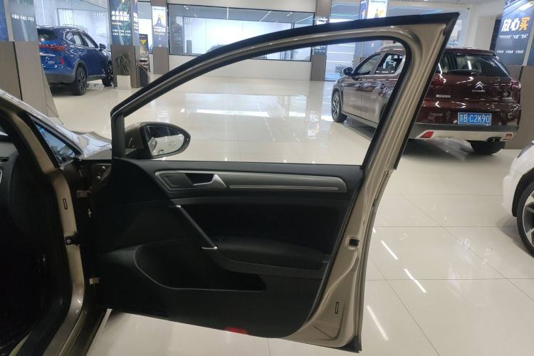 Used Volkswagen Golf 2016 230TSI Automatic Comfort Version
