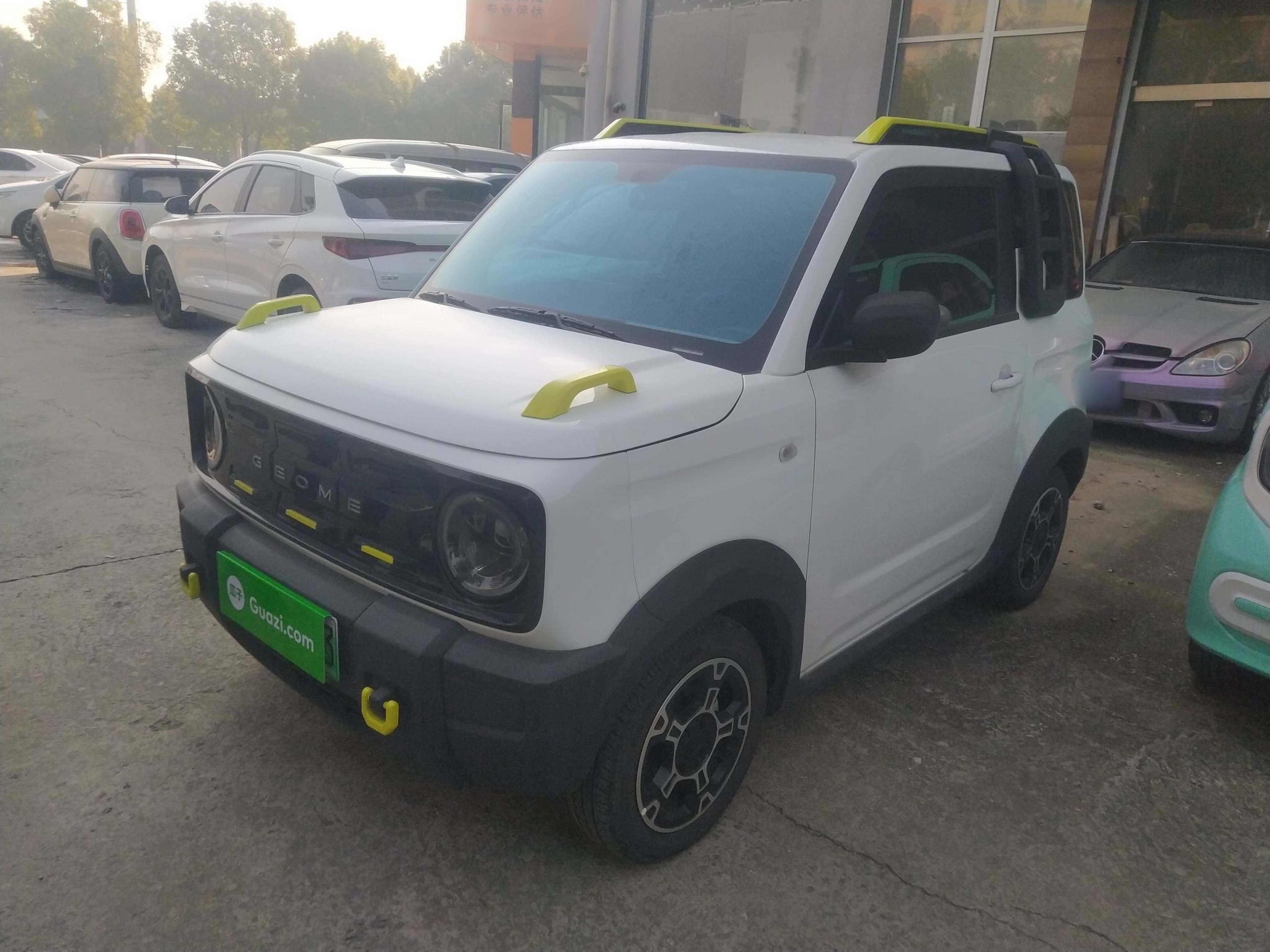 تحت مقدمة السيارة