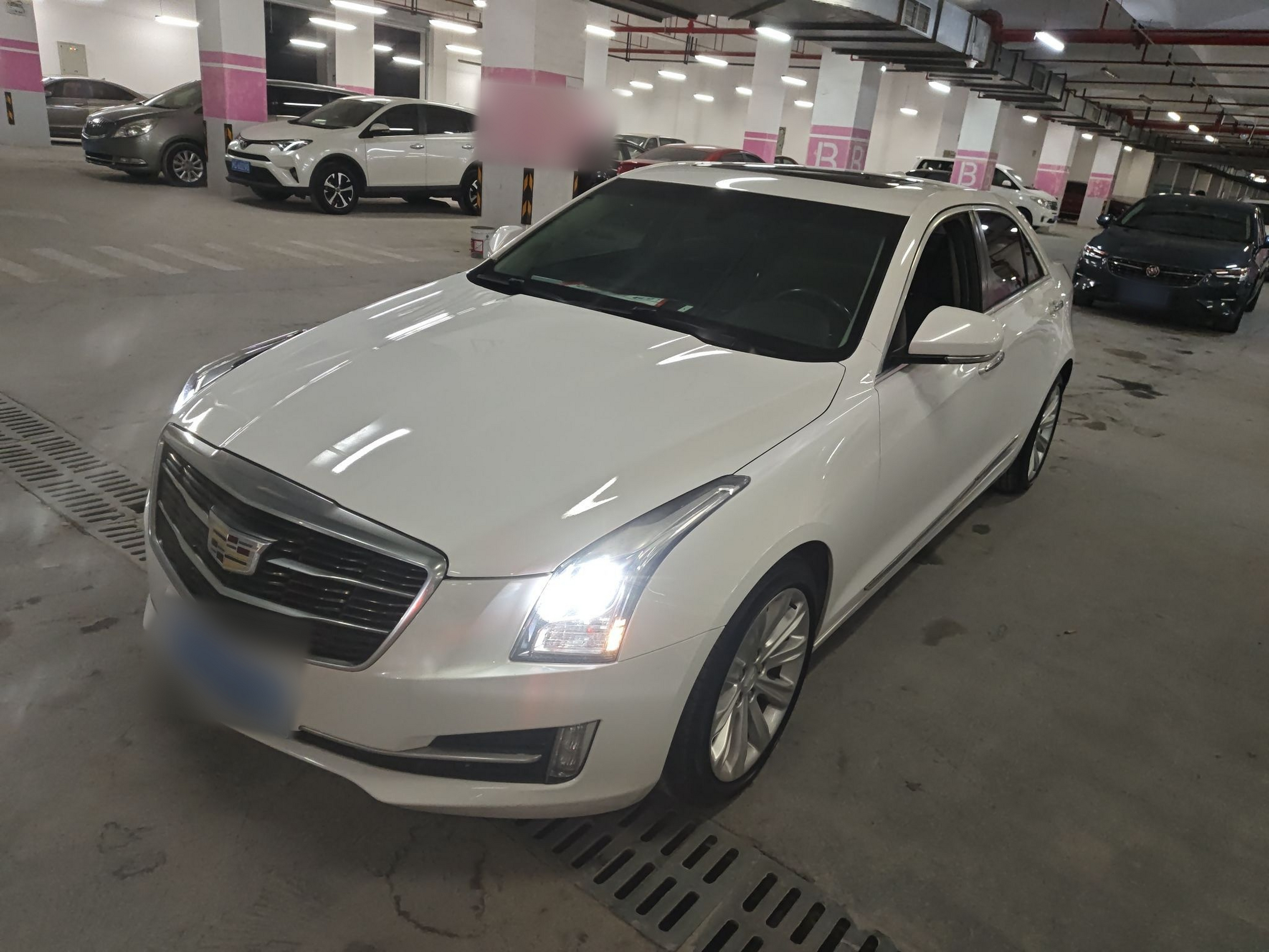 Под передней частью автомобиля