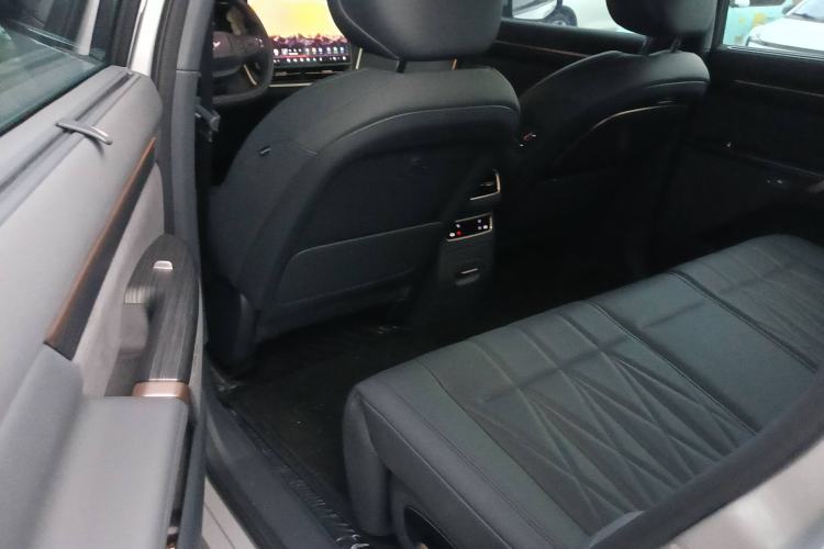 Used  eπ008 2025 210Max Range-Extended Version 5 Seats
