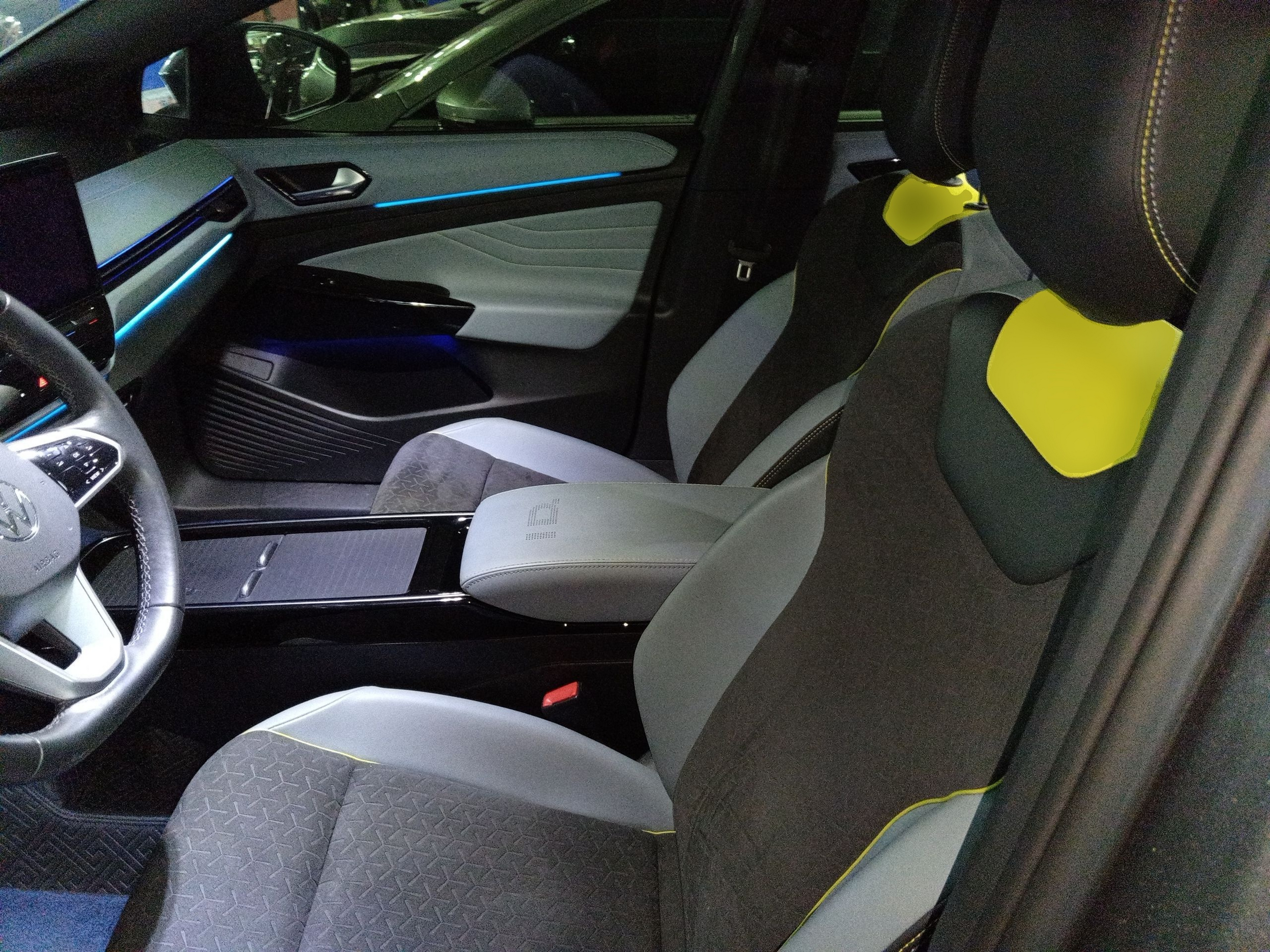 المقاعد الأمامية داخل السيارة