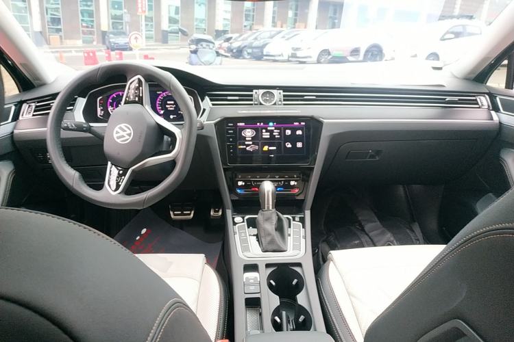 Used Volkswagen Magotan 2025 Zhongxiang Version 330TSI DSG Luxury Edition
