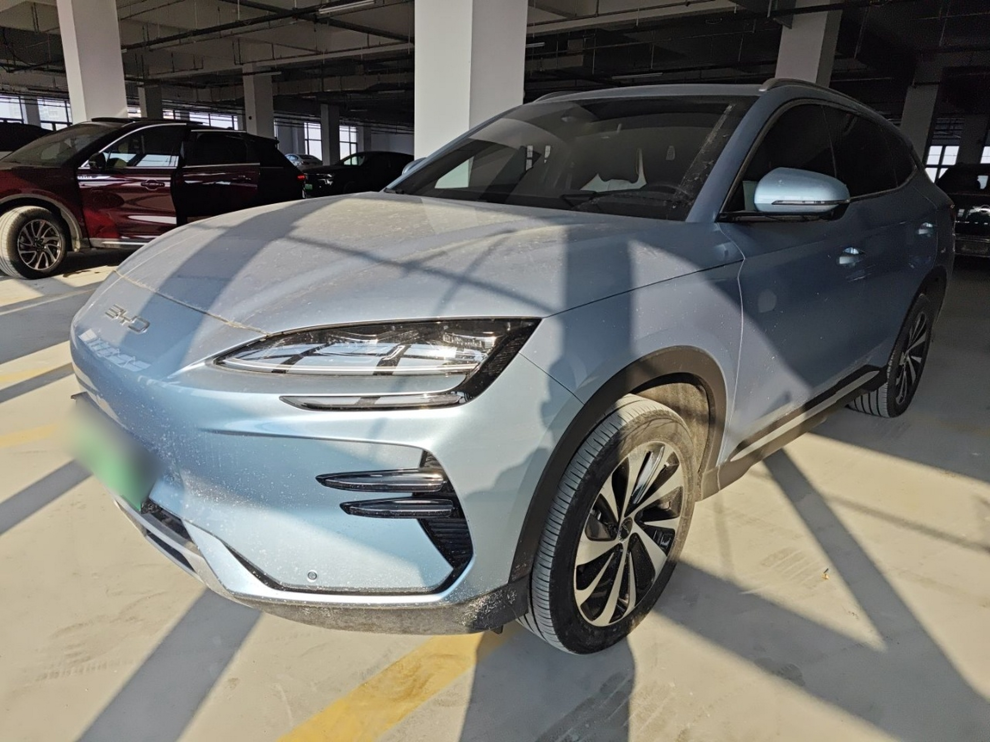 تحت مقدمة السيارة