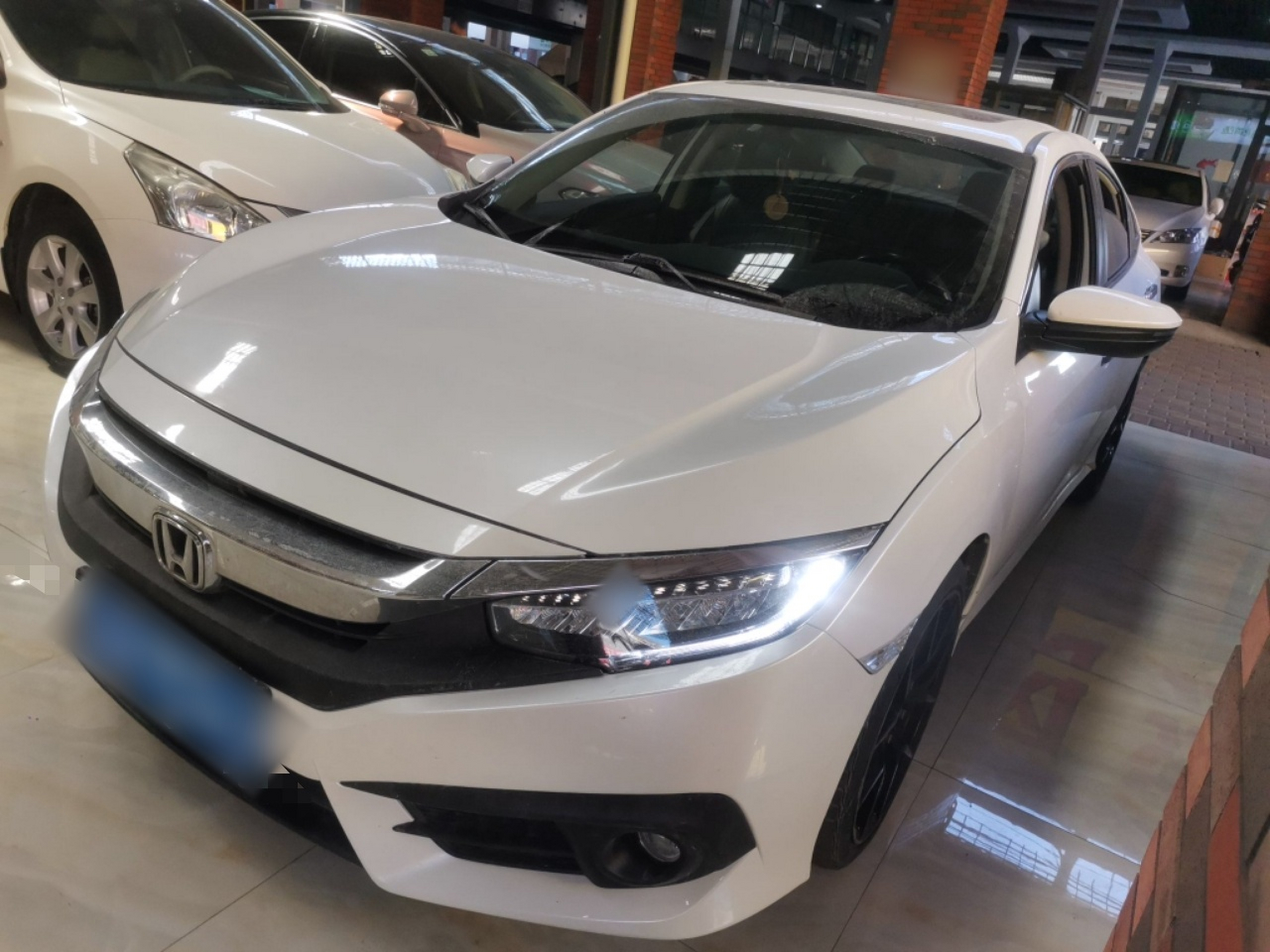 تحت مقدمة السيارة