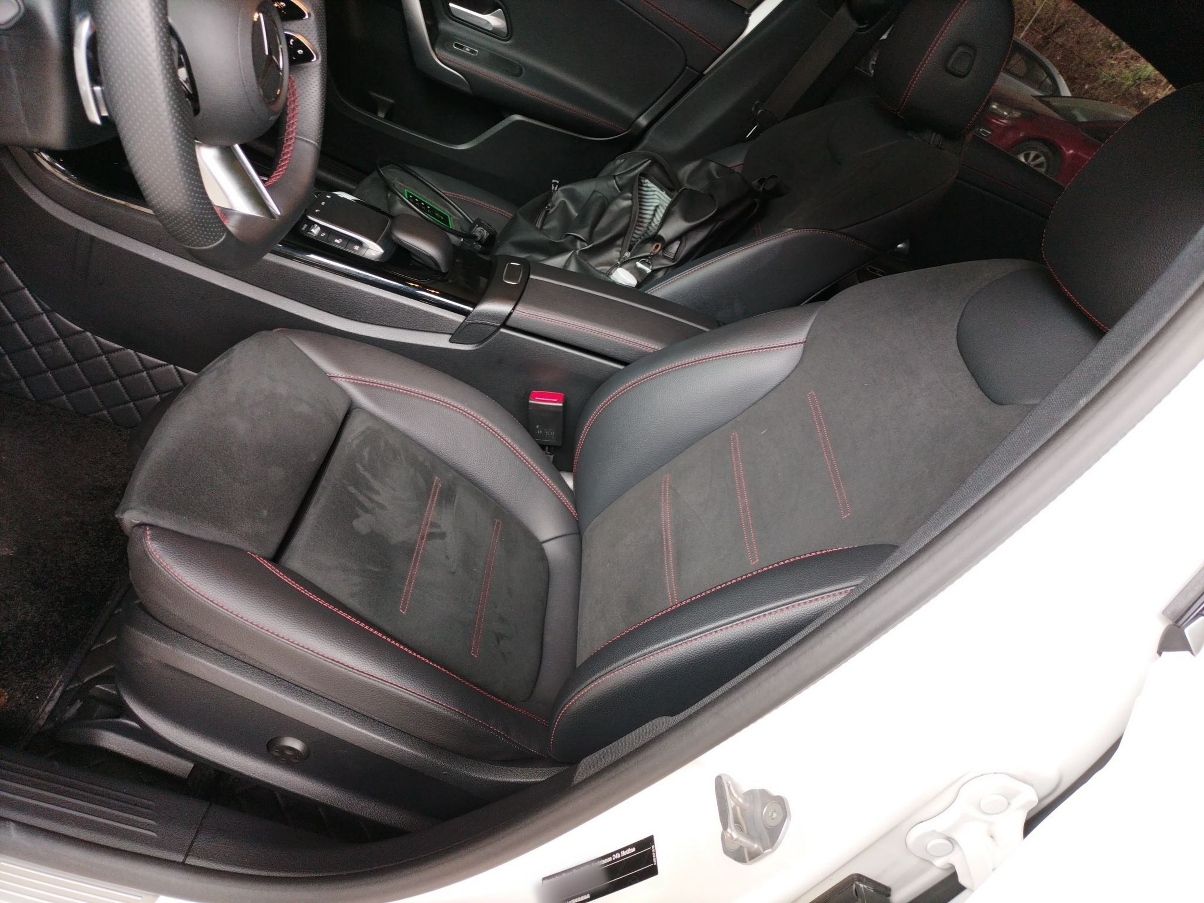 المقاعد الأمامية داخل السيارة