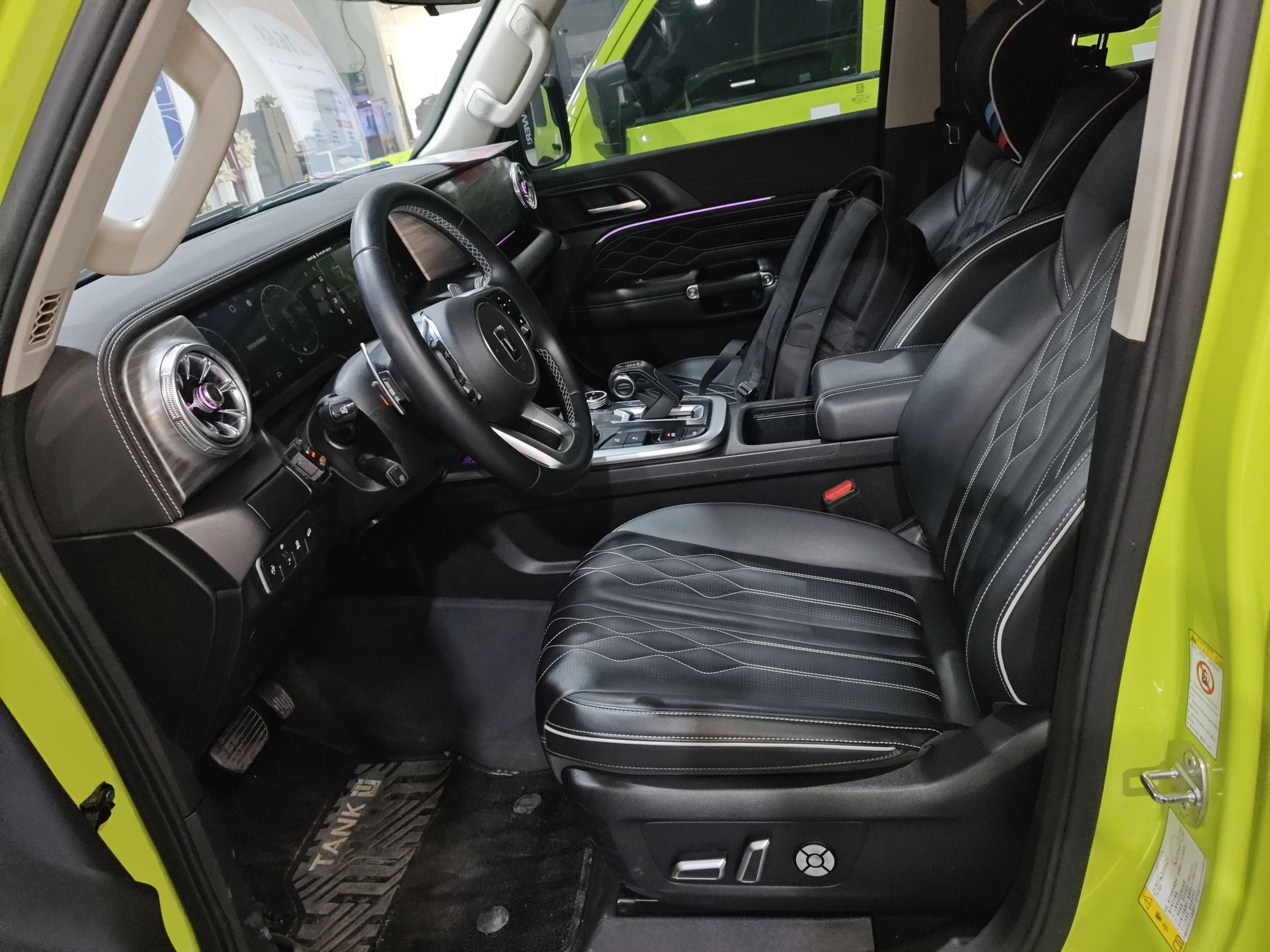 المقاعد الأمامية داخل السيارة