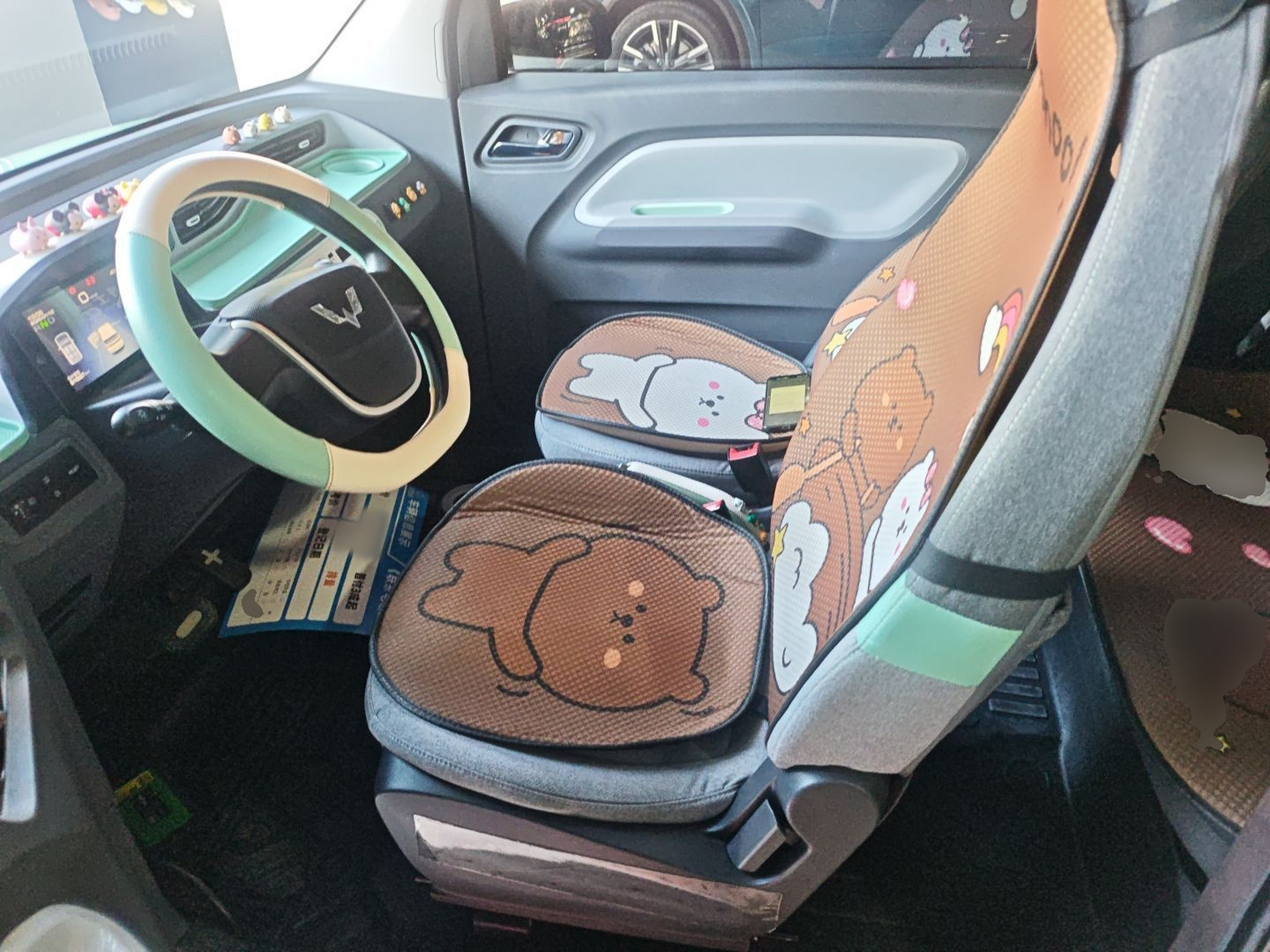 المقاعد الأمامية داخل السيارة