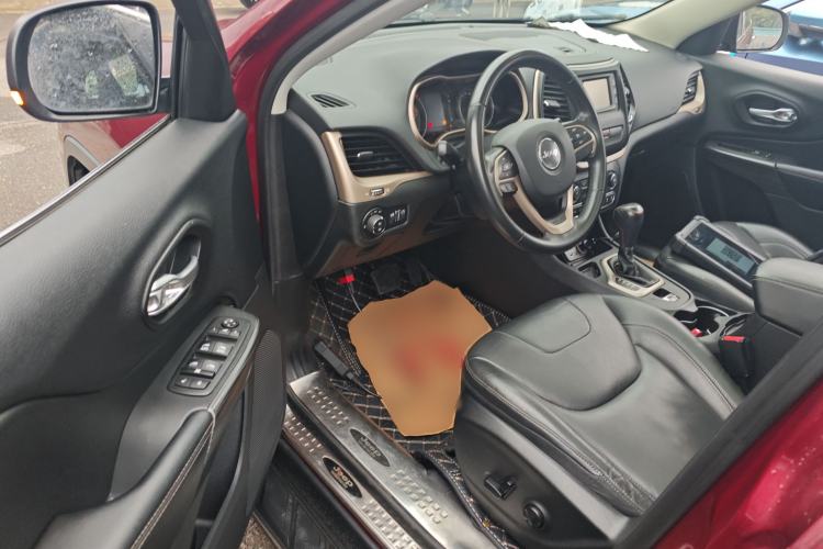 Used  Cherokee 2016 2.4L Leading Edition