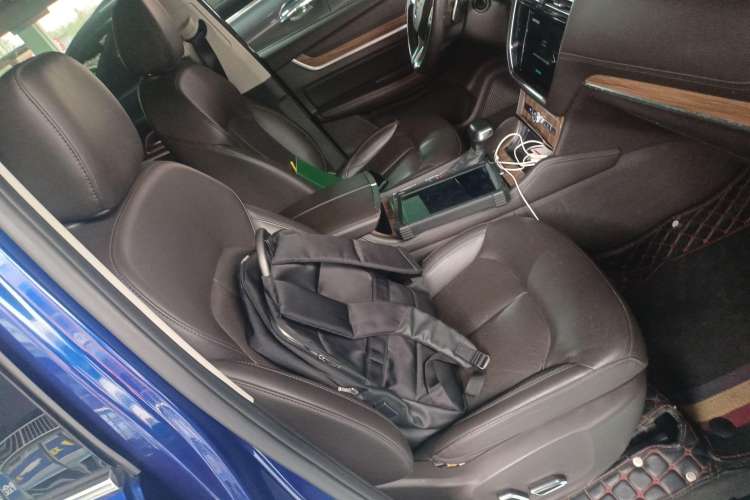 Used Roewe RX8 2018 30T Smart Connectivity Two-Wheel Drive Flagship Edition
