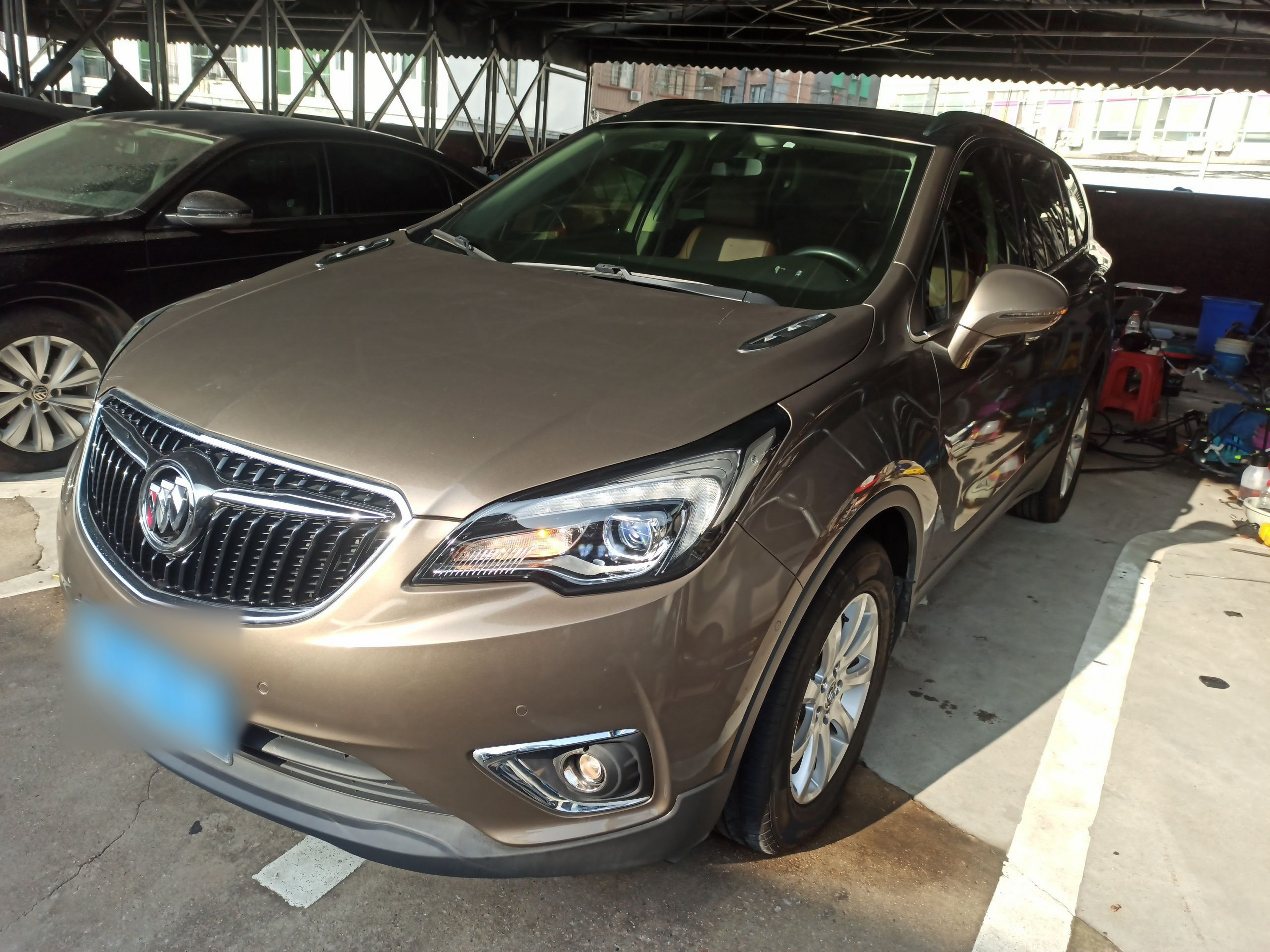 Под передней частью автомобиля