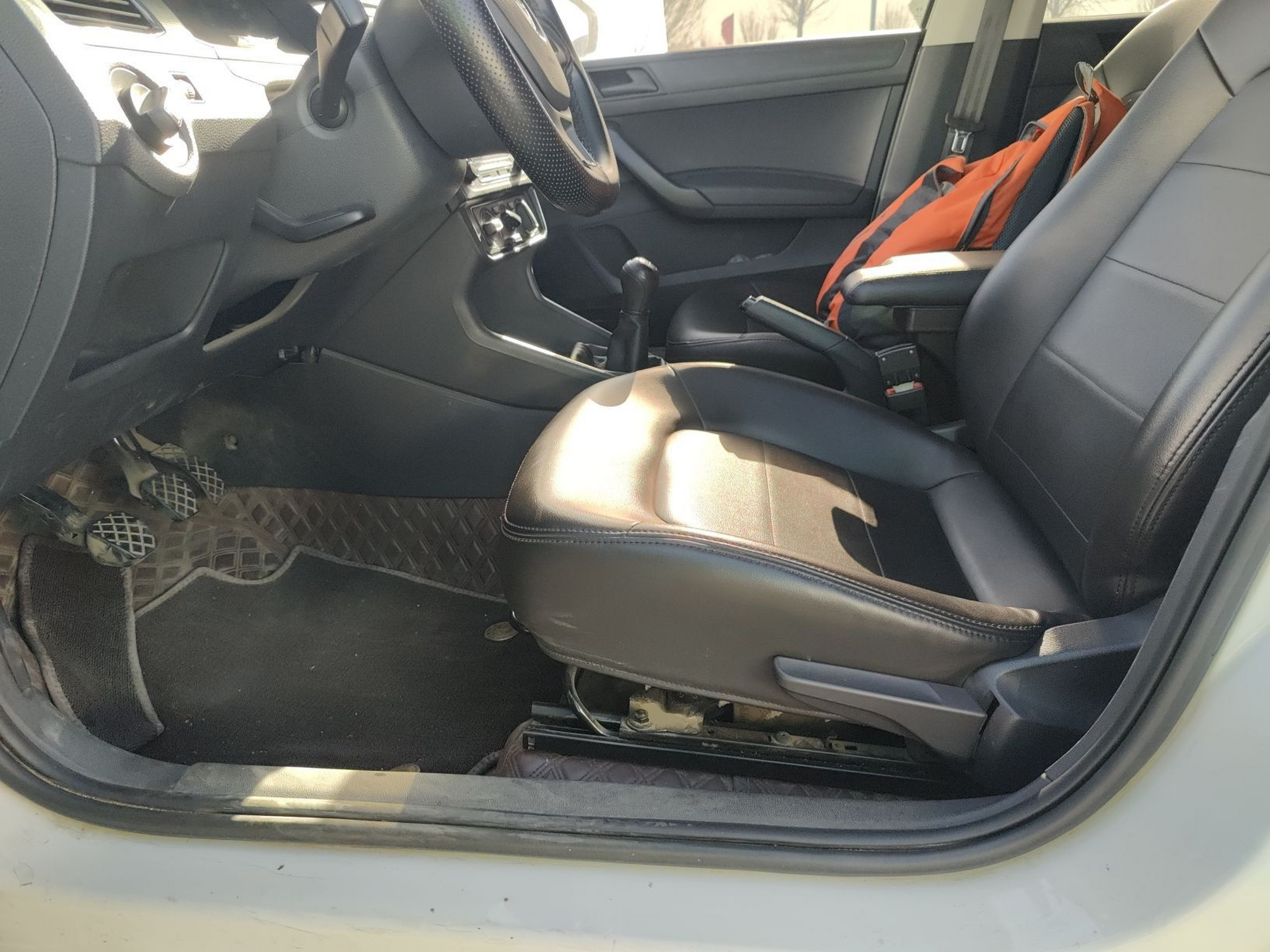 المقاعد الأمامية داخل السيارة