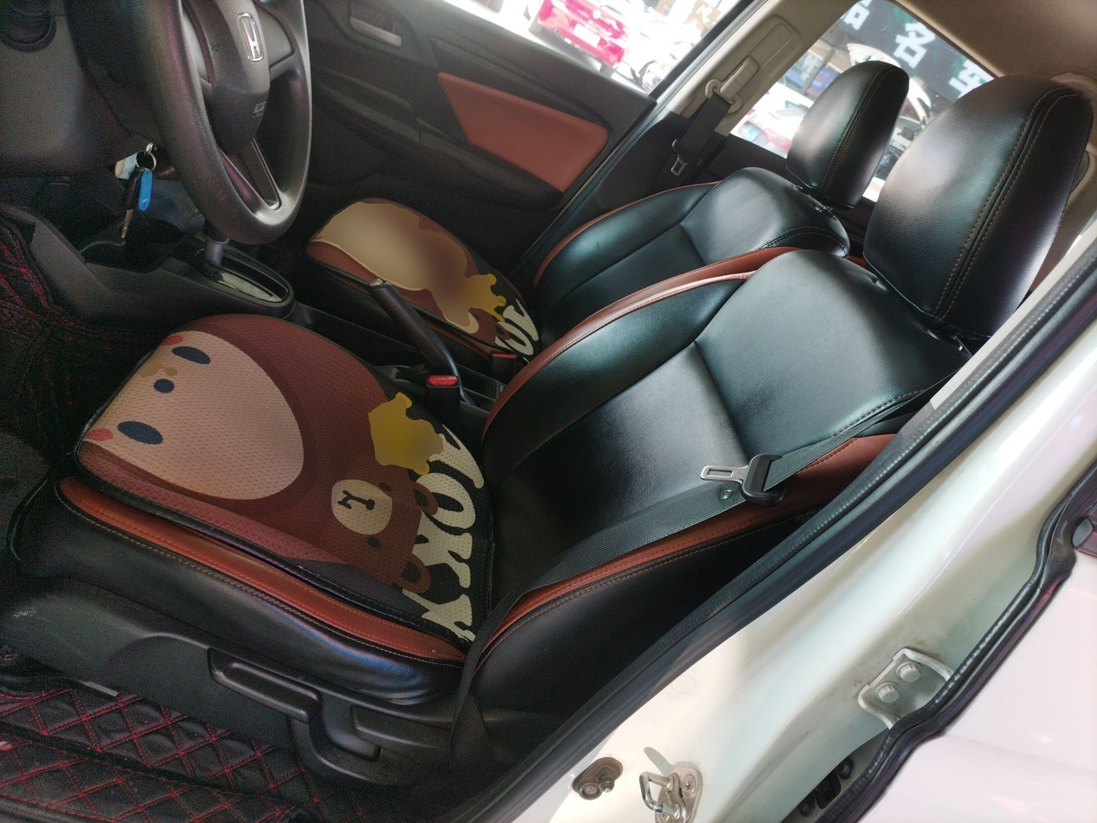 Переднее сиденье в автомобиле