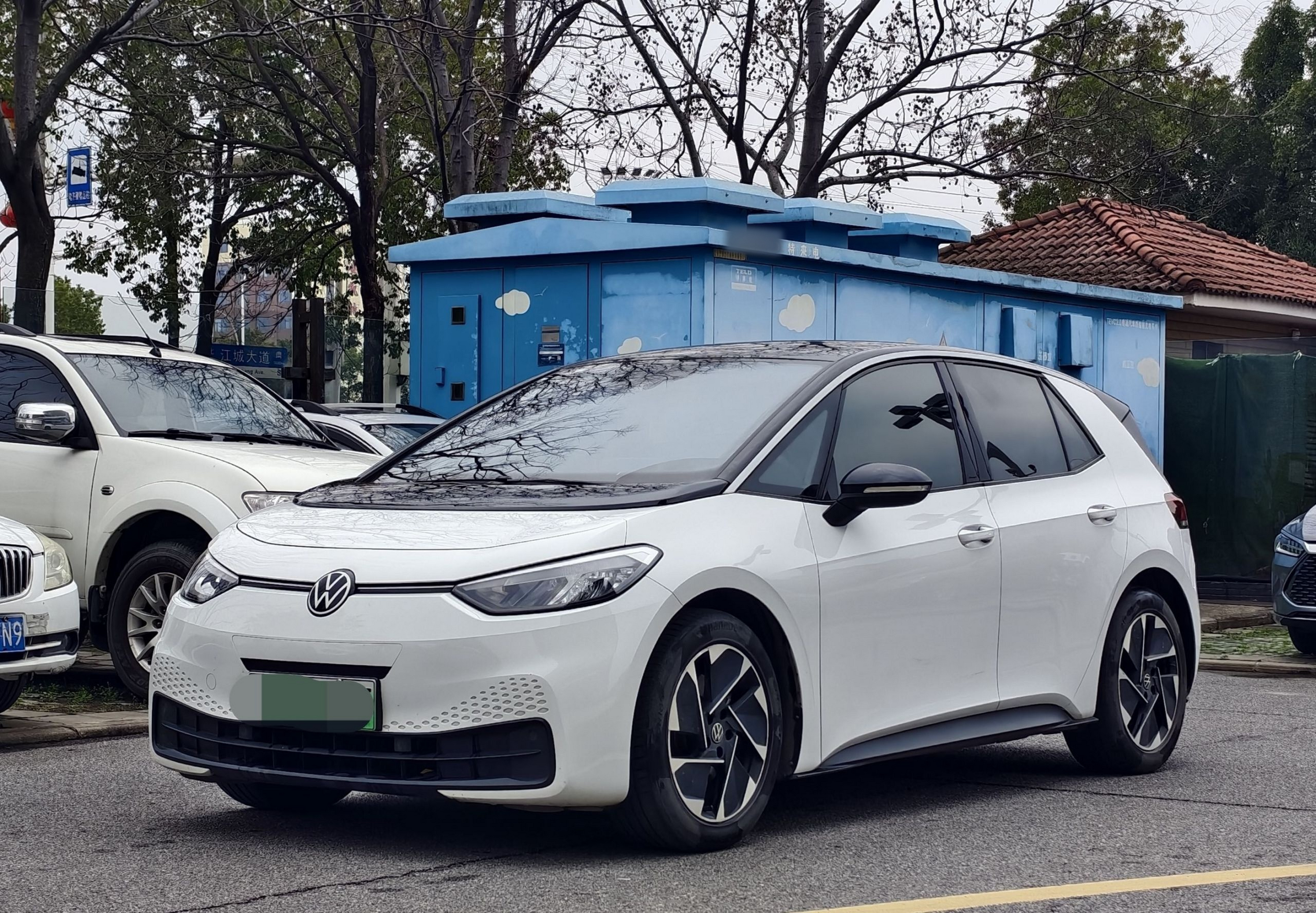 Под передней частью автомобиля