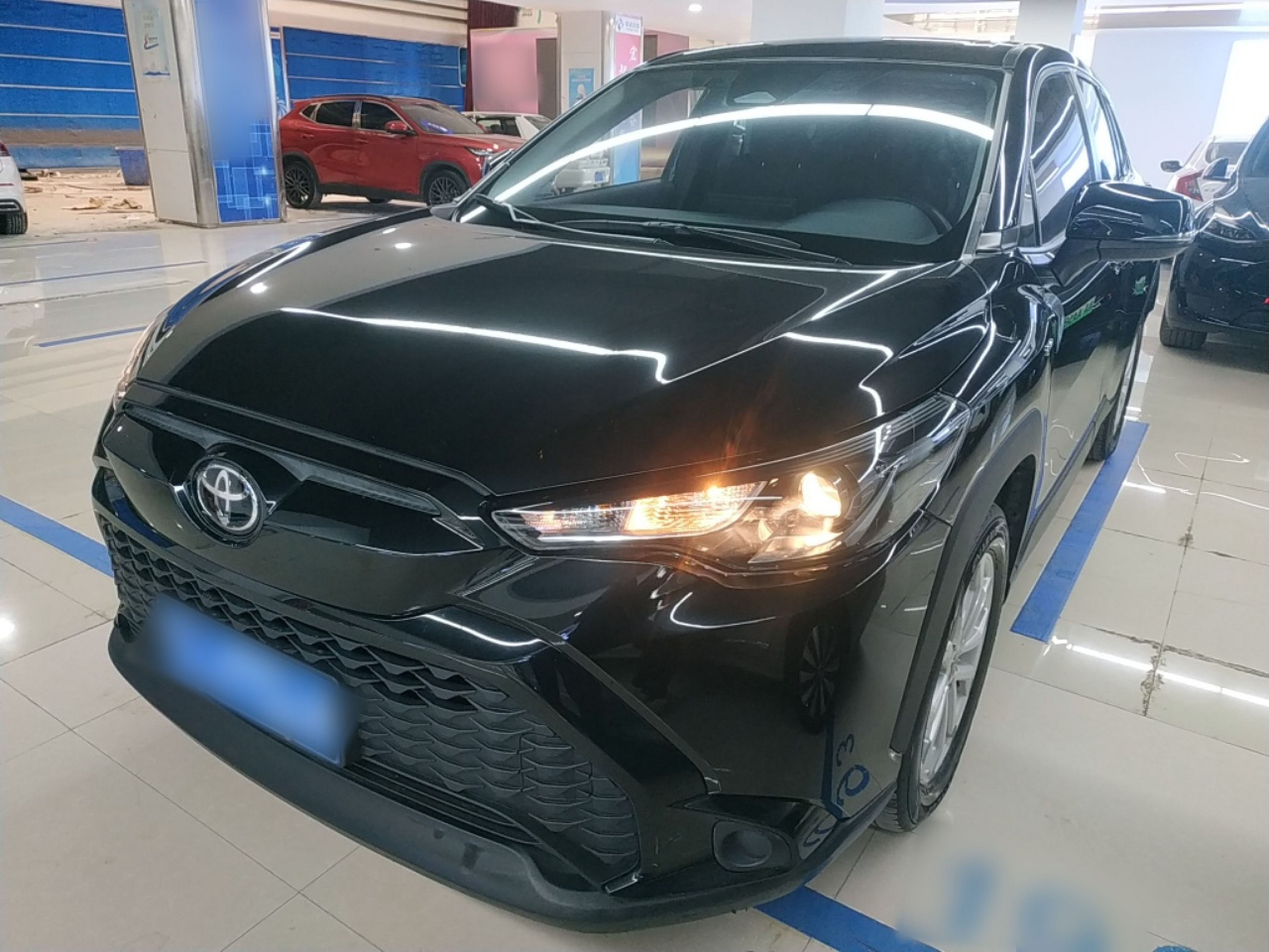 Под передней частью автомобиля