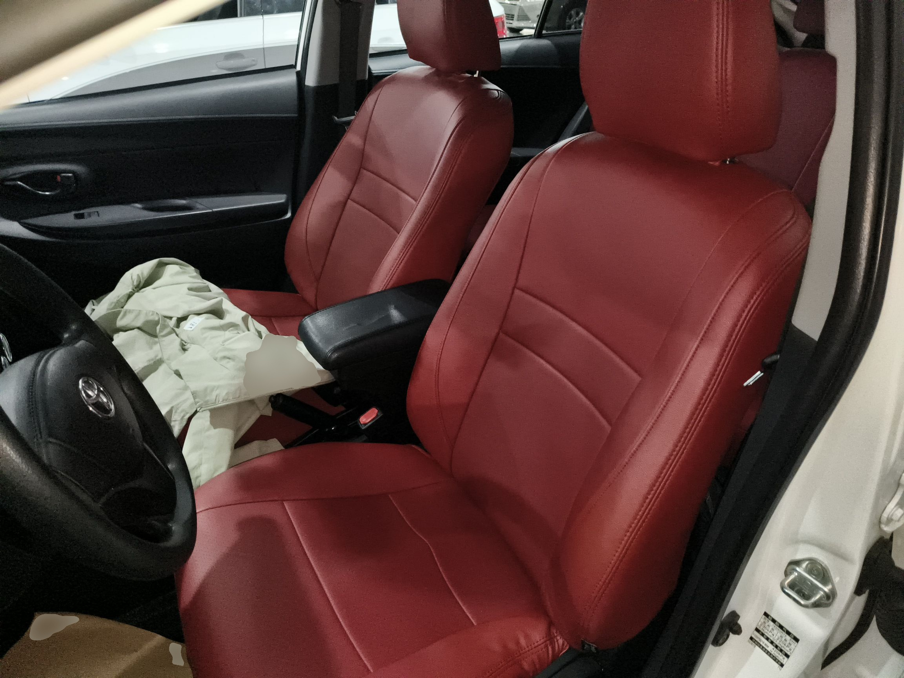 Переднее сиденье в автомобиле