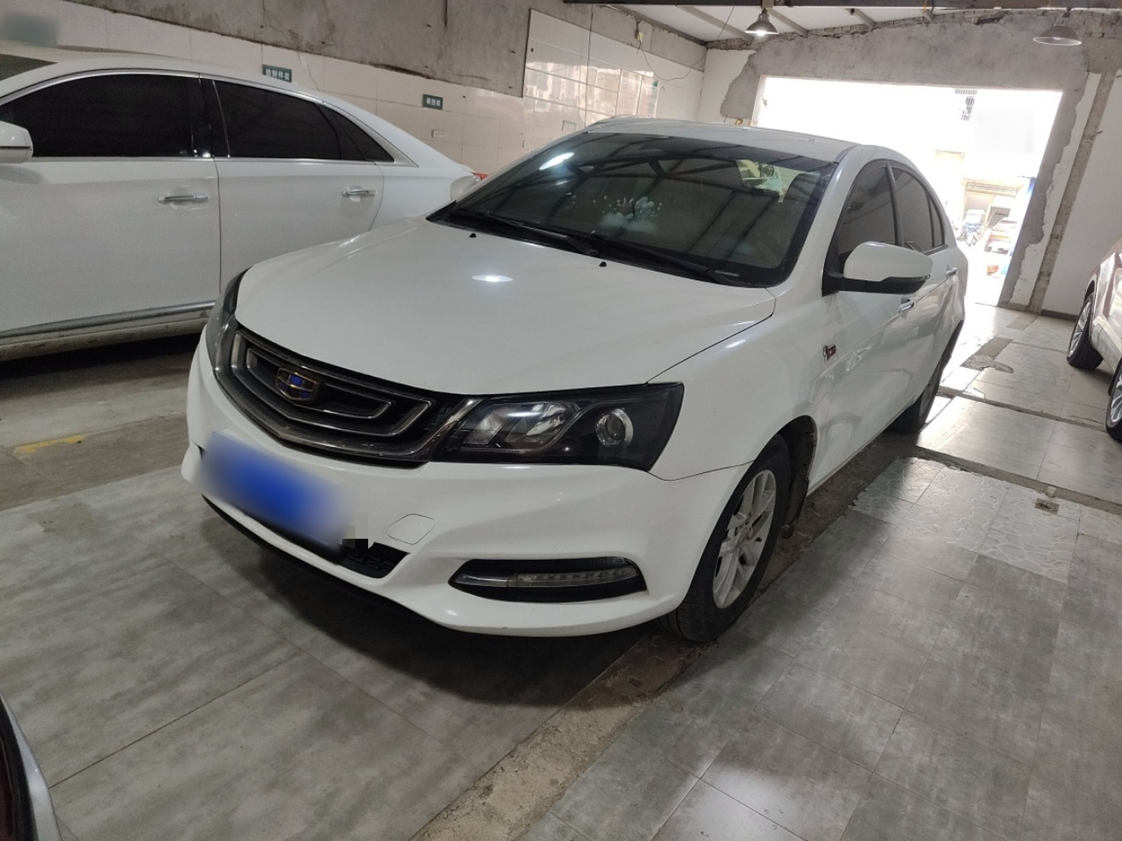 تحت مقدمة السيارة