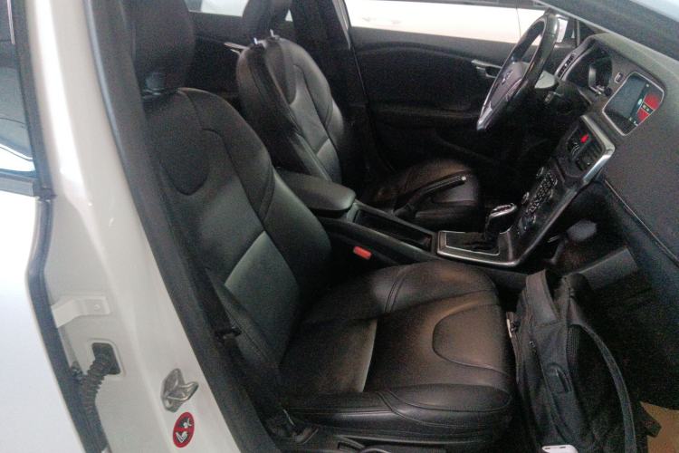 Used Volvo V40 2015 1.6T Zhiyi Edition
