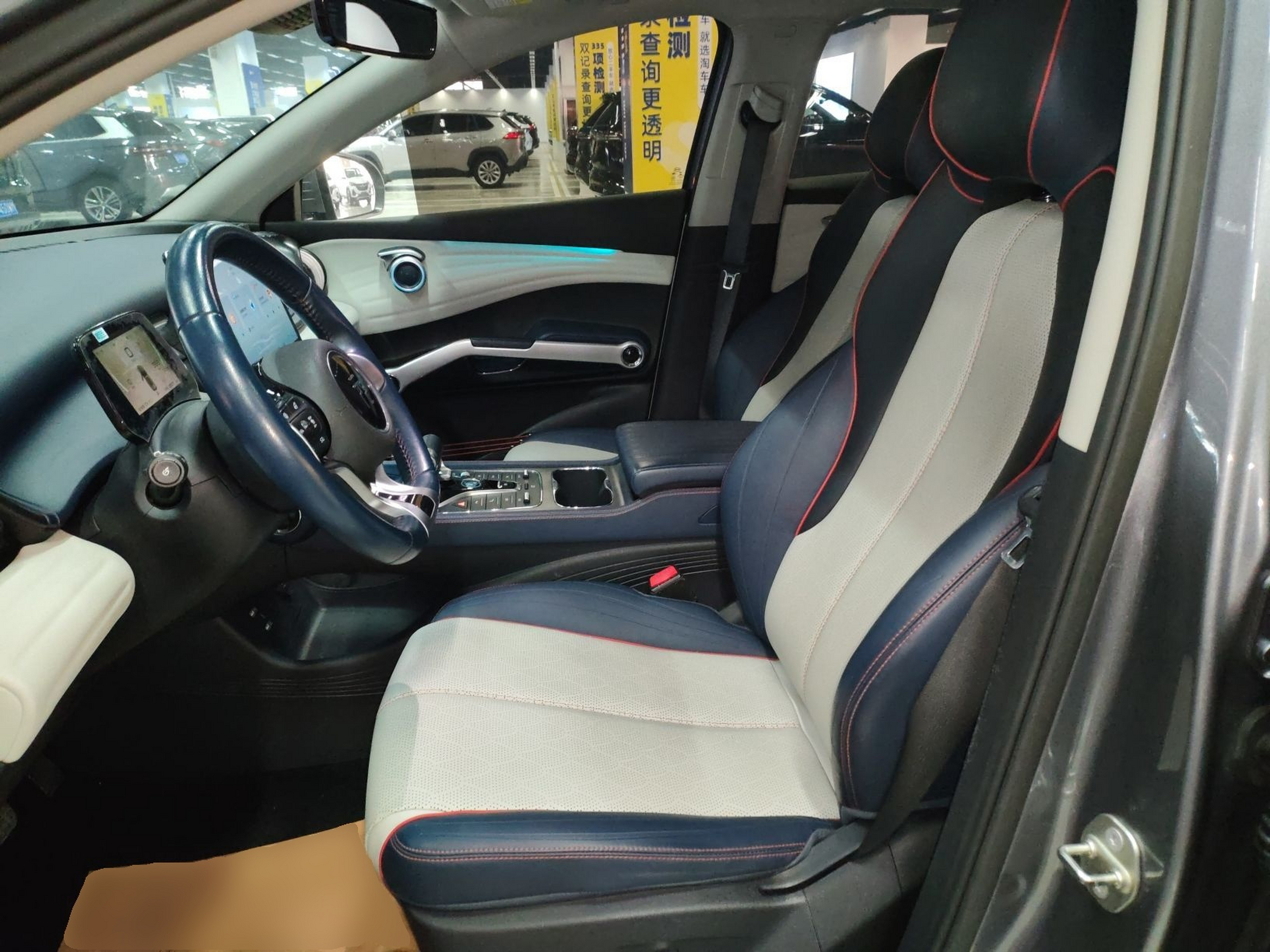 المقاعد الأمامية داخل السيارة