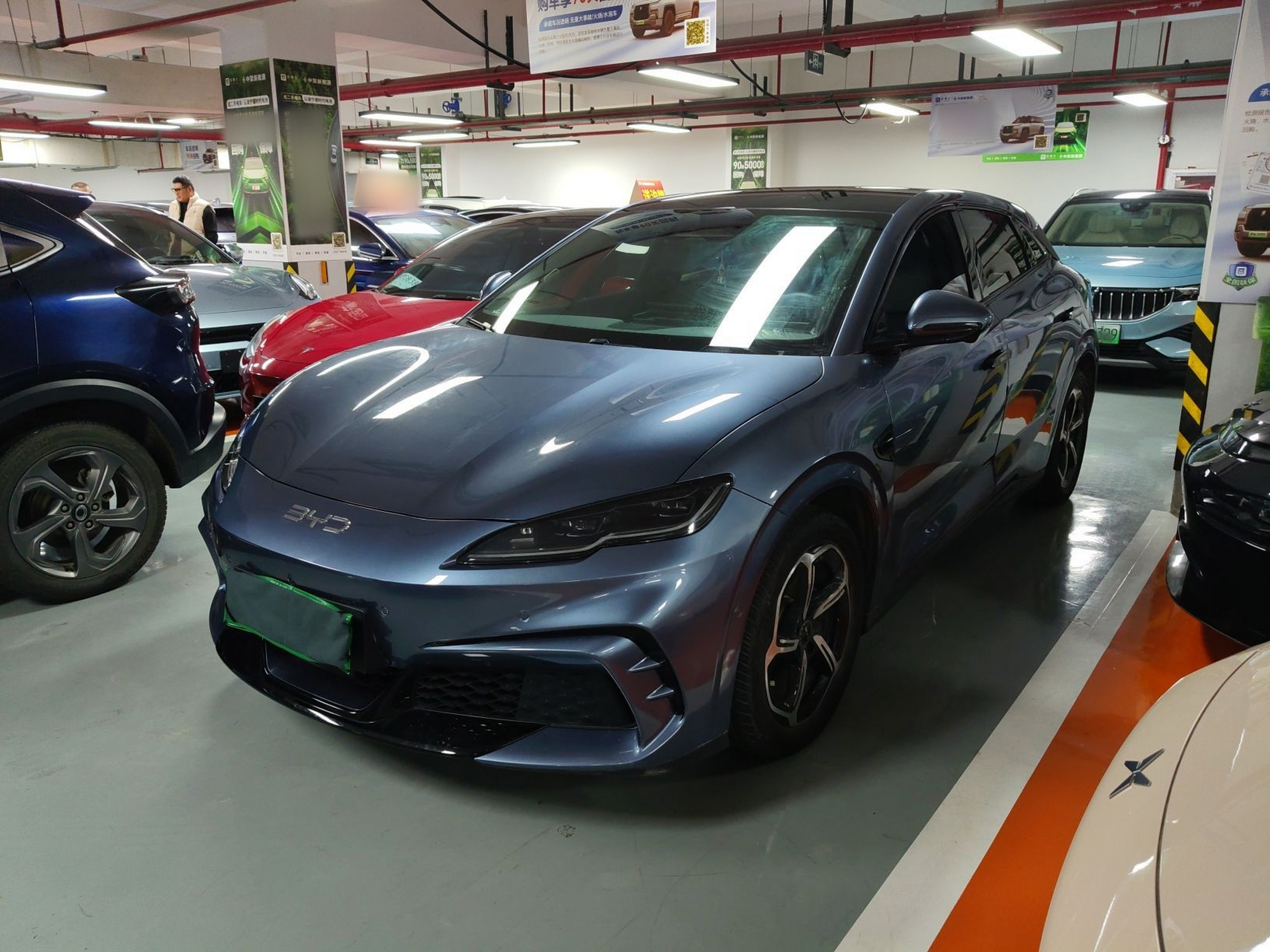 Под передней частью автомобиля